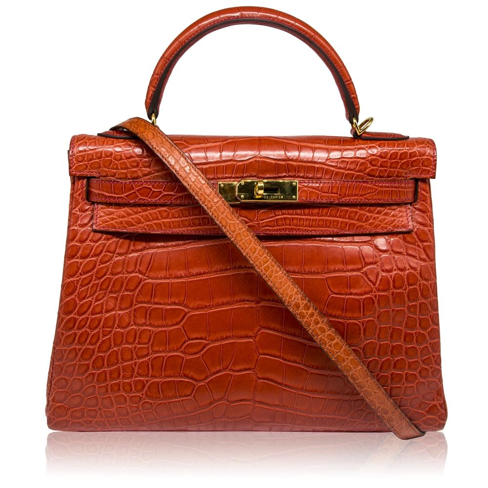 This 32cm Kelly Retourne bag from Hermès is a true testament to the quality of the house's craftsmanship, exuding timeless style and elegance. Crafted from Alligator Mississepiensis leather, a favoured Hermès hide for its large, square, rougher