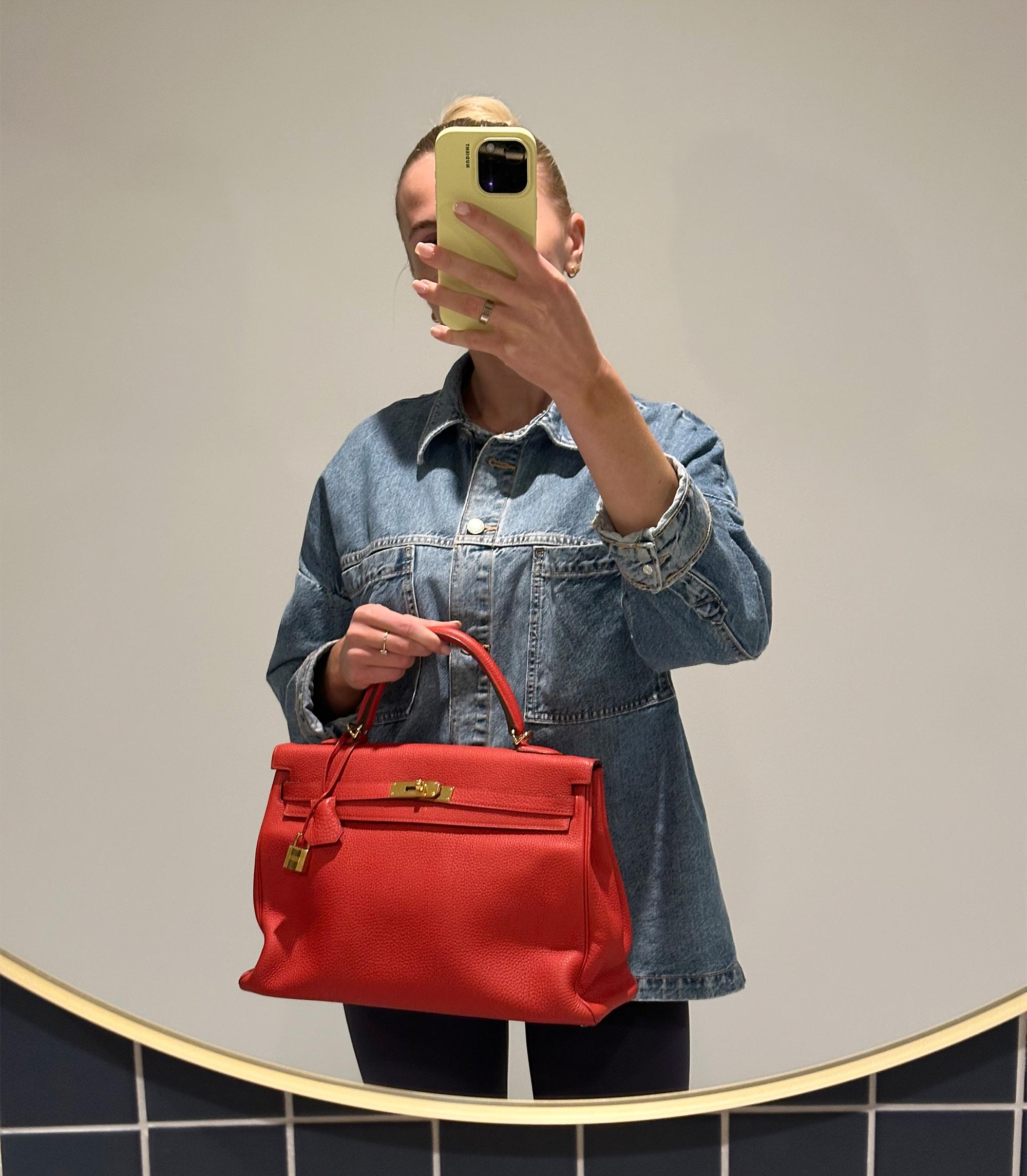 Kelly de piel de togo Hermès Geranio 35cm Retourne

Detalles del producto
Xupes Ref: CB1443
Marca: Hermès
Model No: Kelly 35cm
Tipo: Asa superior, hombro
Número de serie: [P]
Edad: 2012
Acompañado de: bolsa guardapolvo Hermès, candado, llaves,