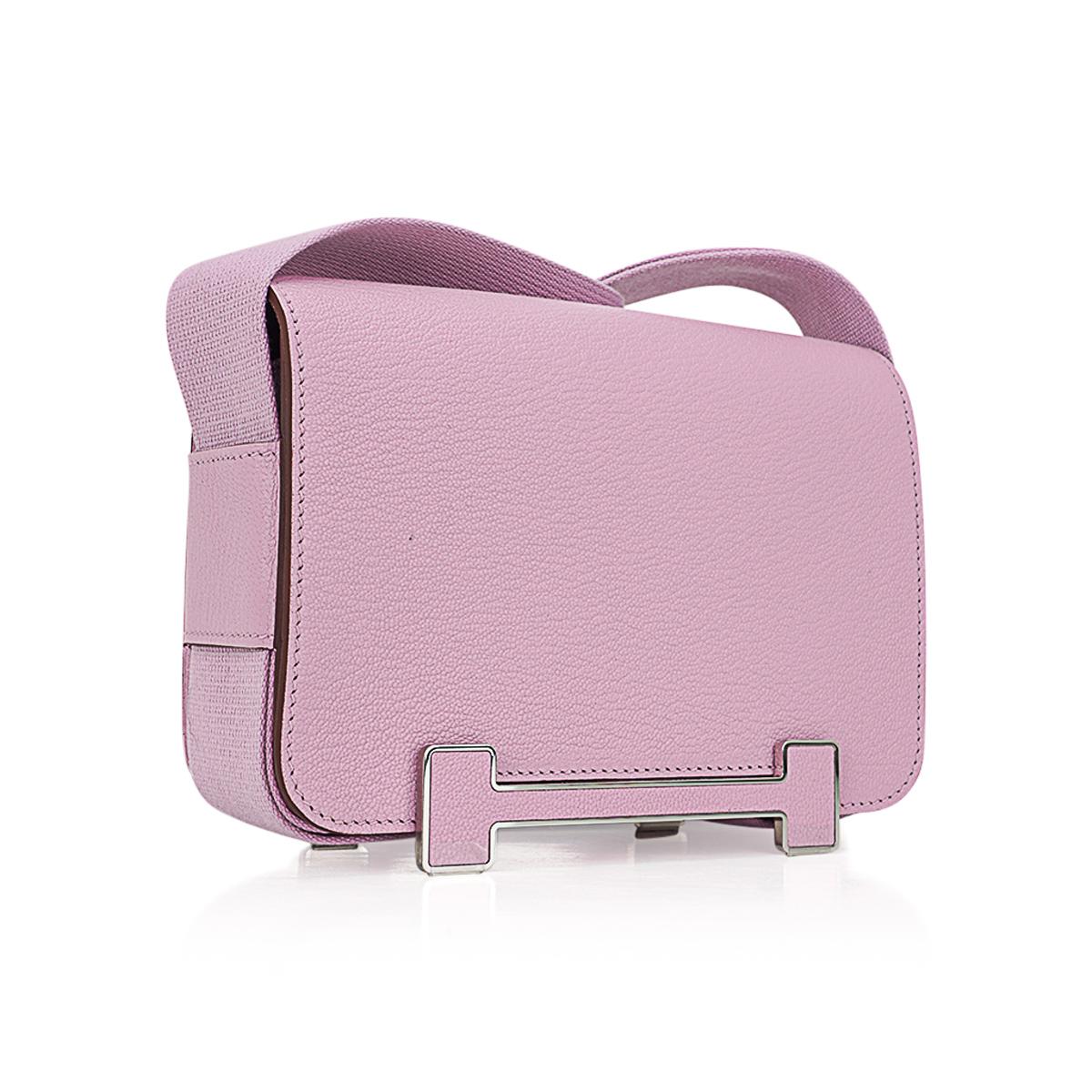 Mightychic offers an Hermes Geta bag featured in Mauve Sylvestre.
The bag has a double sided appearance with the elongated H on both sides.
The hardware serves as bottom studs.
Palladium plated H with tone on tone leather marquetry.
H has magnetic