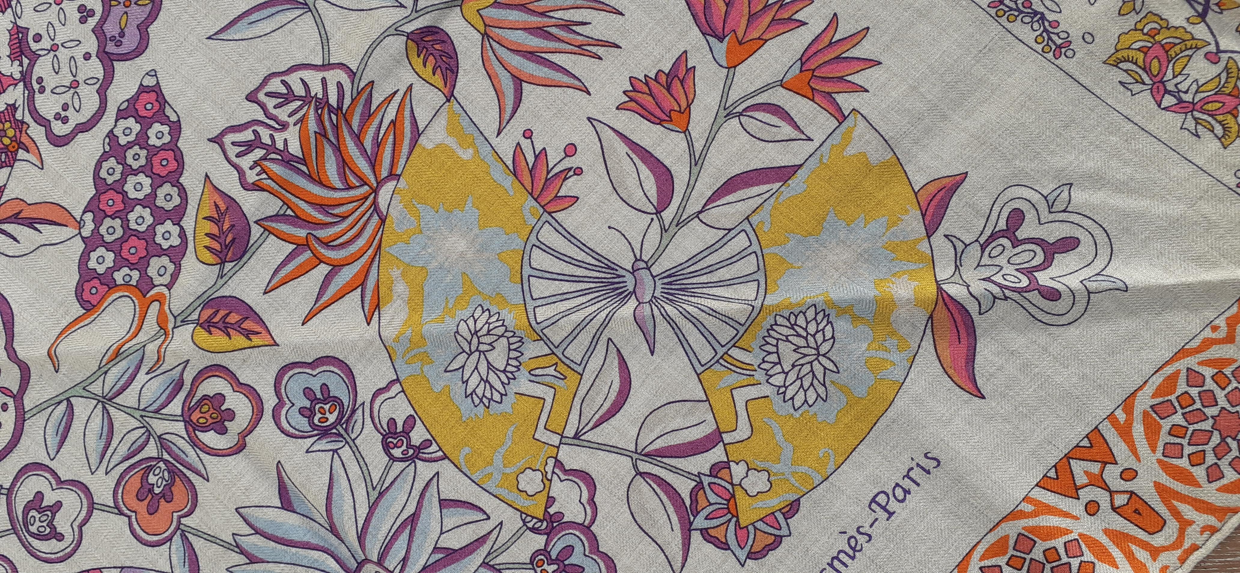 Écharpe triangle géant Hermès Fleurs et Papillons de Tissus Cachemire en vente 3