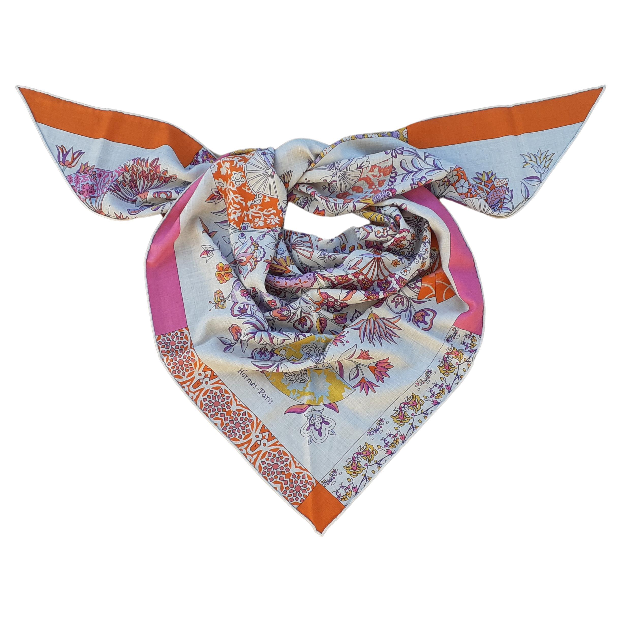 Écharpe triangle géant Hermès Fleurs et Papillons de Tissus Cachemire en vente