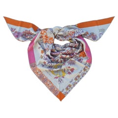 Écharpe triangle géant Hermès Fleurs et Papillons de Tissus Cachemire