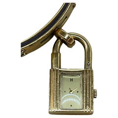 Orologio-bracciale con charme 'Kelly' di Hermès in metallo dorato, firmato Hermes