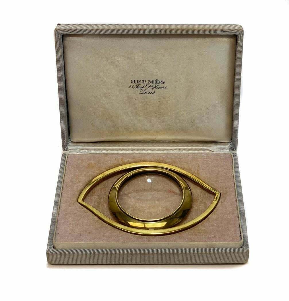 Gilt metal magnifier glass in the original fitted box. Signed Hermes to underside. 

Weight Approx., 1 ounce 

Measures Approx., Box: 6 inches x 6 inches.
  
