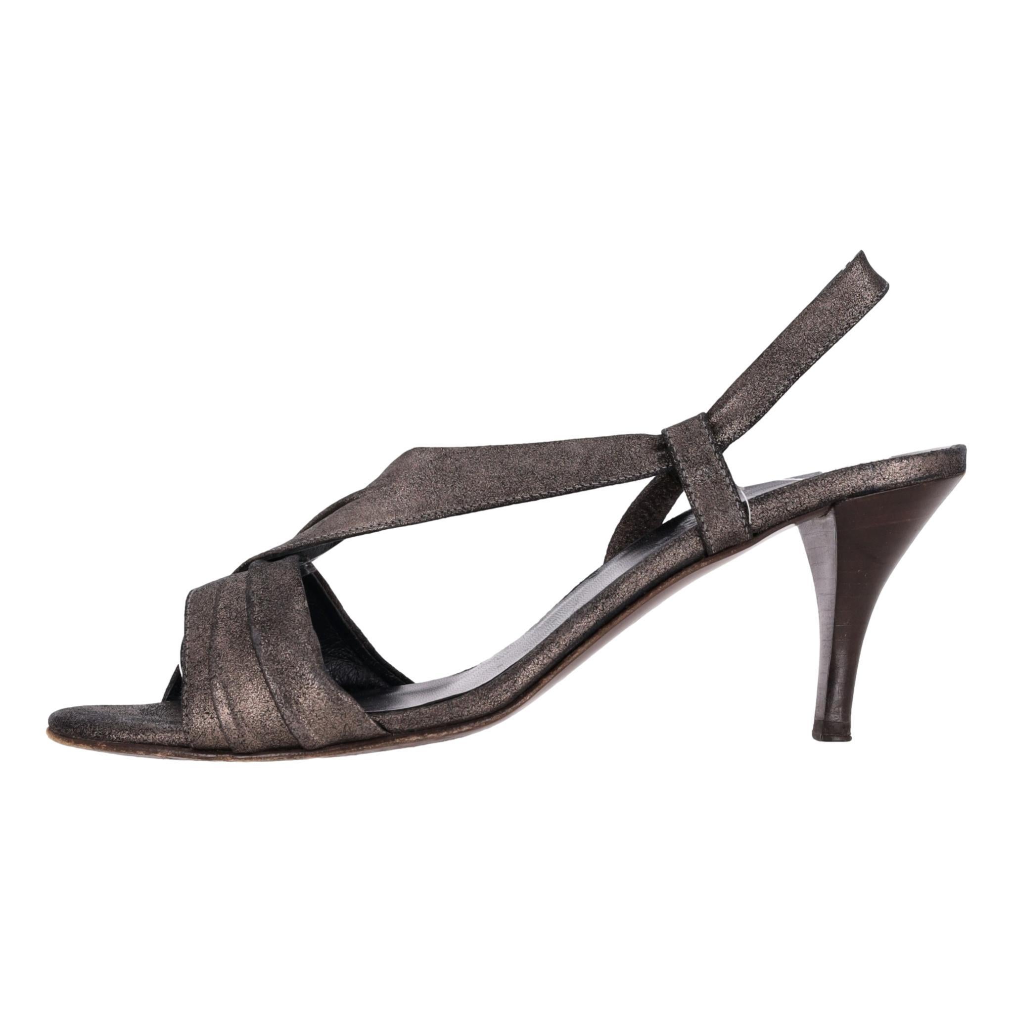 Hermes Glitter Leather Sandals

Cool brown sandals crafted from leather accented with subtle glitter design.

Featuring criss-cross, wide straps to the front, sling-back ankle strap and short heel..

Styled with leather lining and soles. Rrp Approx.