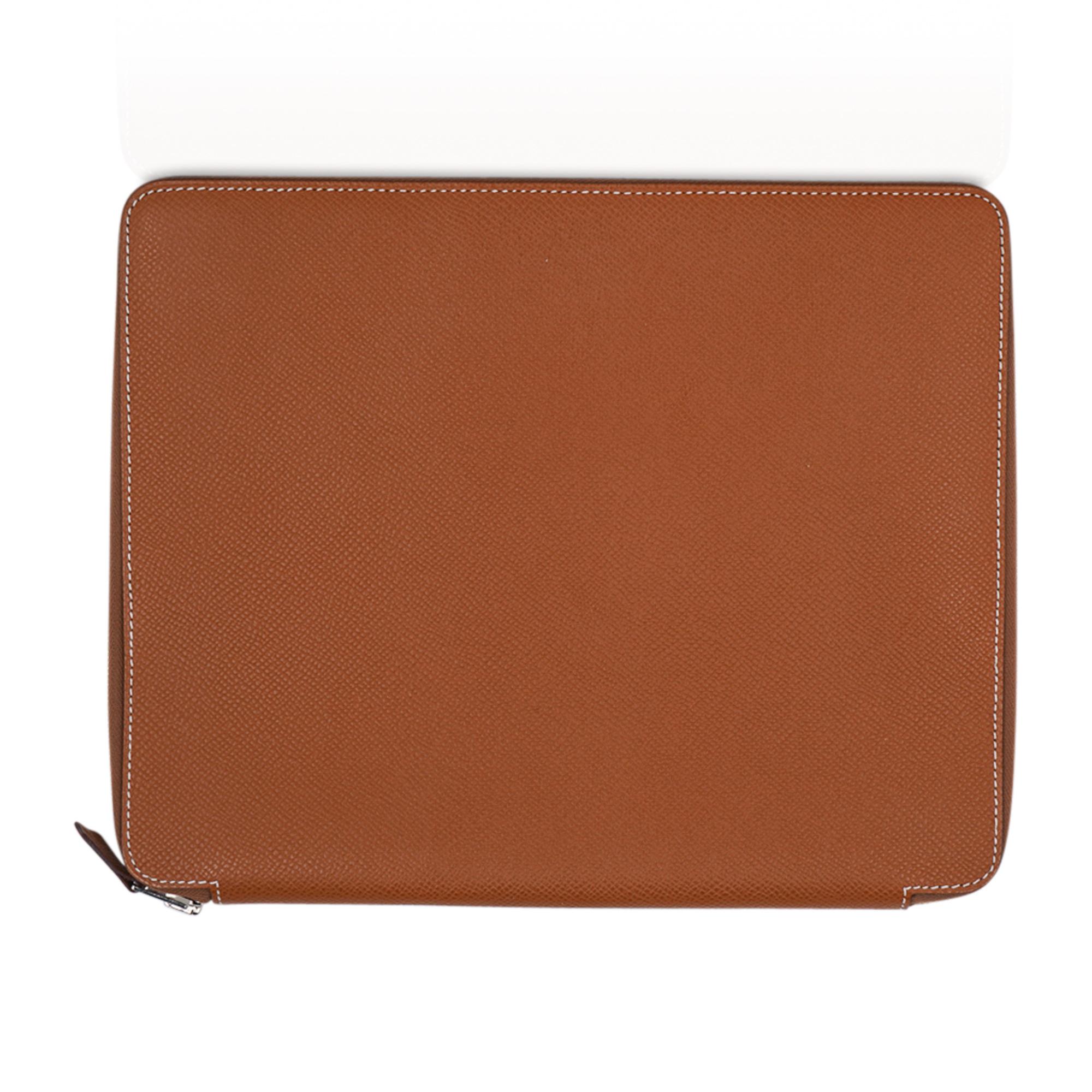 Mightychic offers a guaranteed authentic Hermes Globetrotter Zip Agenda Cover GM featured in Gold.
Sleek clean lines create this timeless chic Hermes agenda.
Epsom leather with bone topstitch.
7 slot pockets for business cards.
2 large side pockets