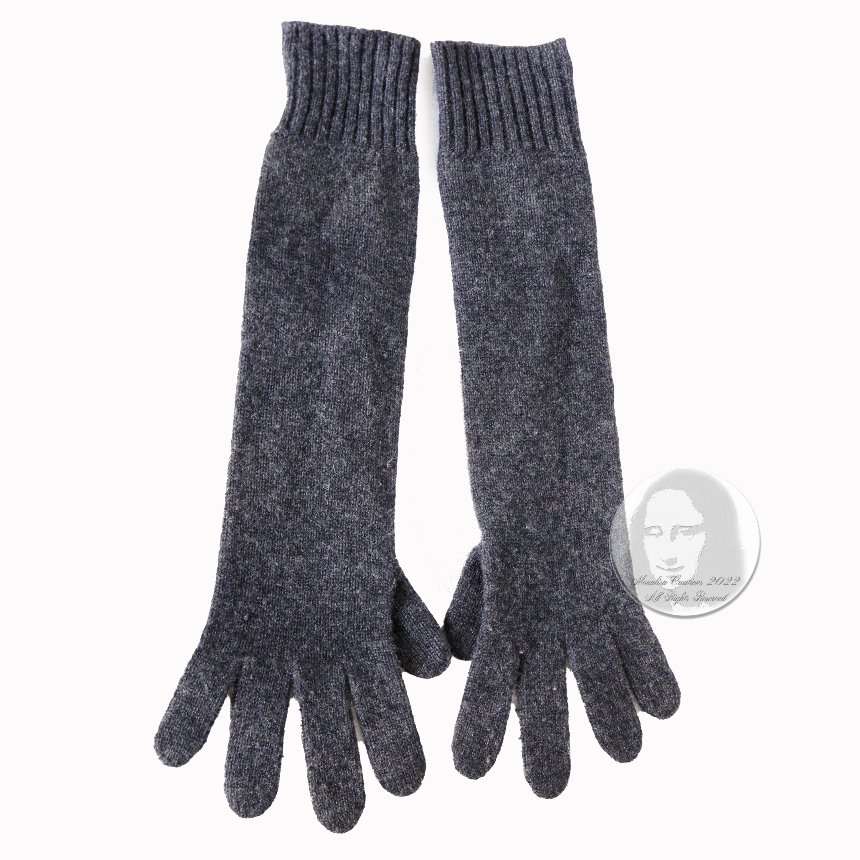 Authentic, preowned Hermes Ladies Cashmere Wool Gloves, size 00. Unlined/slip on. Fabulous and extremely soft, these chic gloves will keep you toasty while looking stylish!  

Made in Italy.  100% Cashmere.  Dry clean recommended.

Tagged size 00,