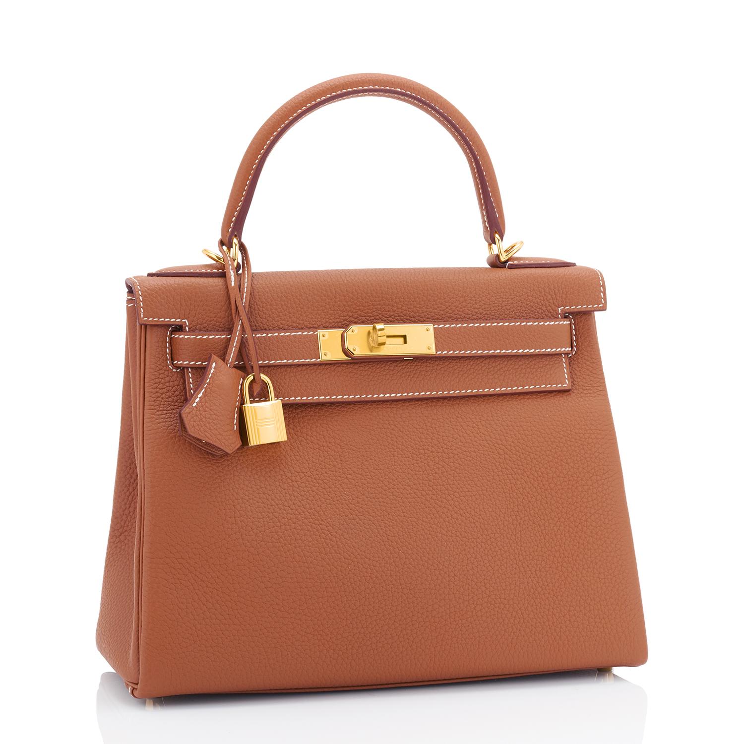 Hermes Gold 28cm Togo Kelly Retourne Gold Shoulder Bag Classic U Stamp, 2022
Ne manquez pas ce magnifique Kelly en or avec des ferrures en or - la combinaison la plus recherchée aujourd'hui !
Acheté dans une boutique Hermès, le sac porte un nouveau