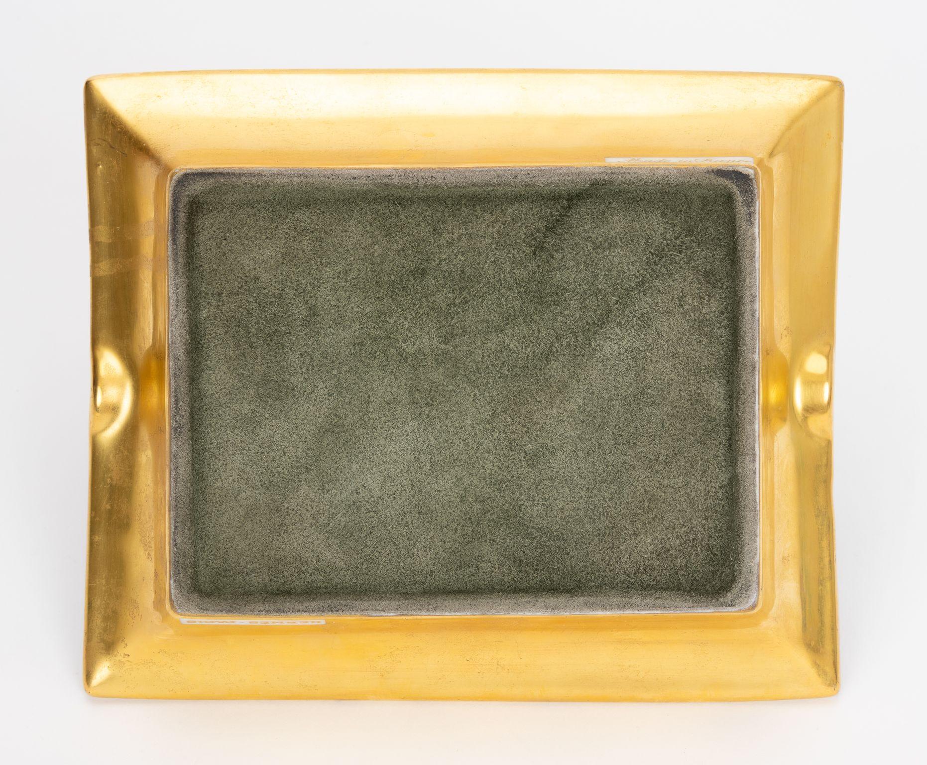 Hermès signature ashtray in green with a bird design and gold leaf sides. The edges are coloured in gold. Suede stamped bottom. The piece is in excellent condition.