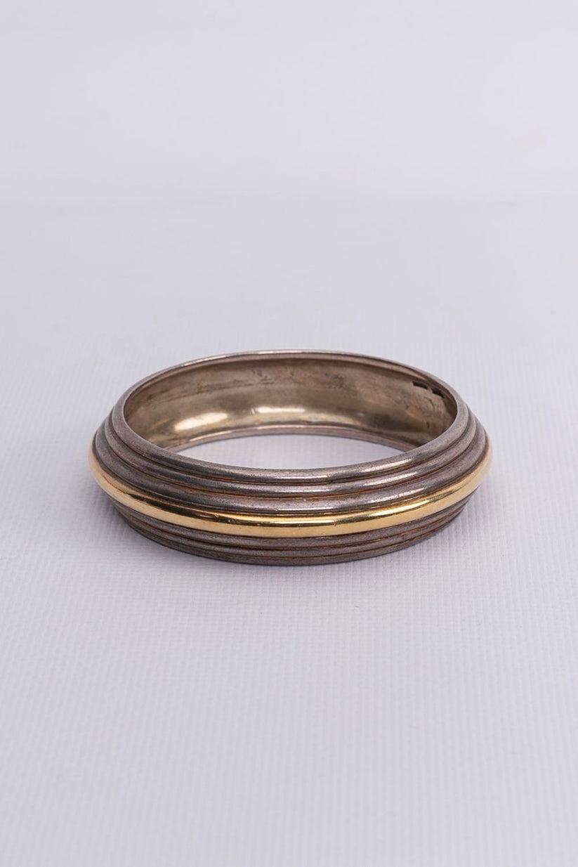 Hermès - Bangle bracelet made of silver and gold.

Additional information:
Dimensions: Circumference: 20 cm (7.87 in)
Condition: Good condition. Signs of wear upon the silver
Seller Ref number: BRA312