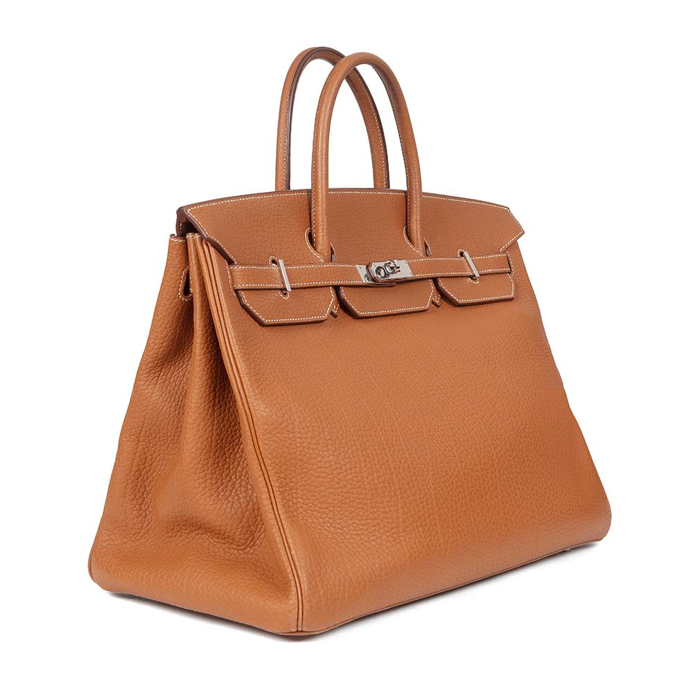 40 Jahre nachdem Juan-Louis Dumas die Birkin Bag entworfen hat, ist sie weltweit für ihre hochwertige Verarbeitung und die aufwändigen Details bekannt. Diese 40 cm lange goldene Hermès Birkin ist da keine Ausnahme. Sie wird in Frankreich aus