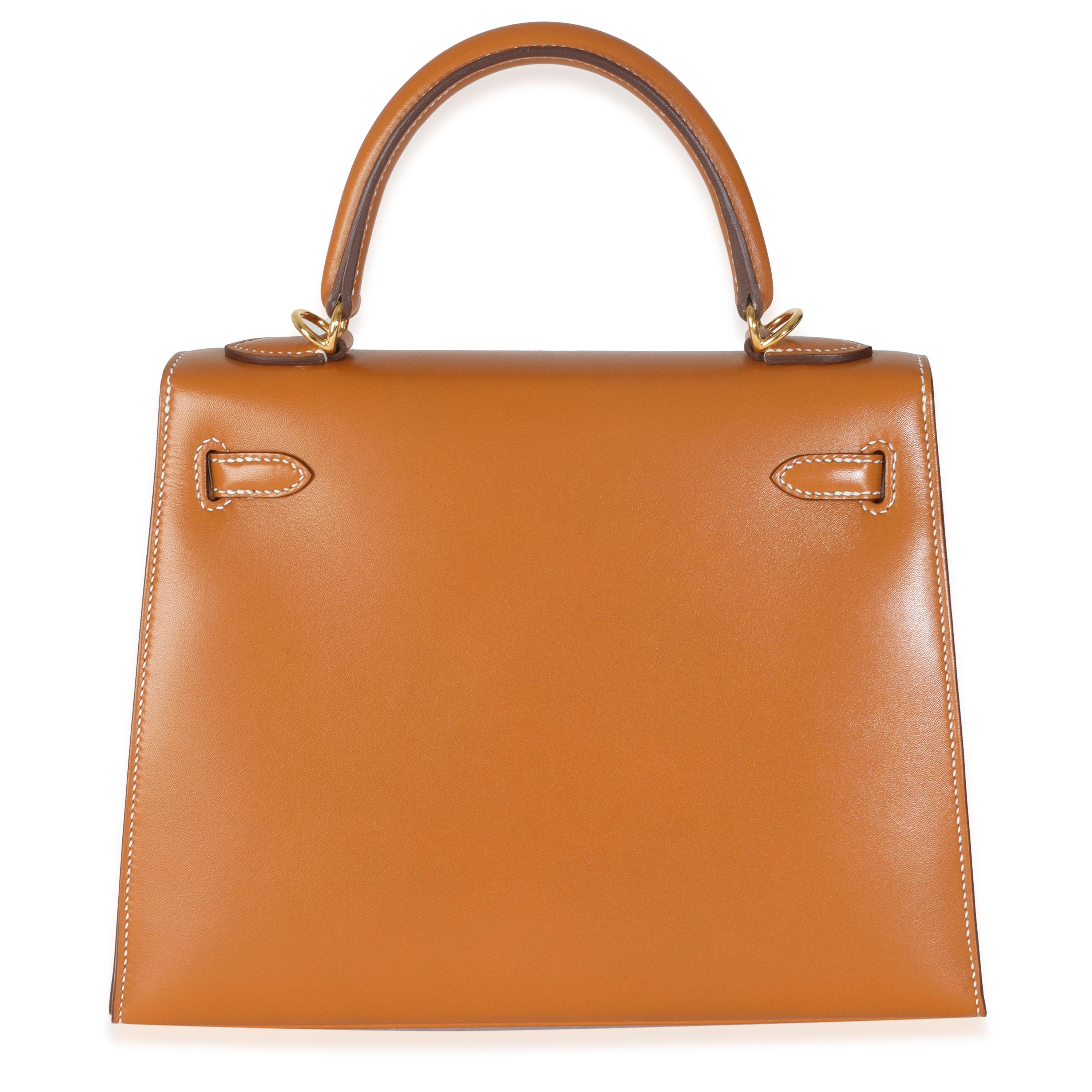 Hermès Caja de Oro Sellier Kelly 25 GHW
SKU: Z147117

Descripción del estado: Oficialmente rebautizado en 1977, el bolso Kelly de Hermès se llamaba originalmente Sac à Dépêches (que se traduce como 