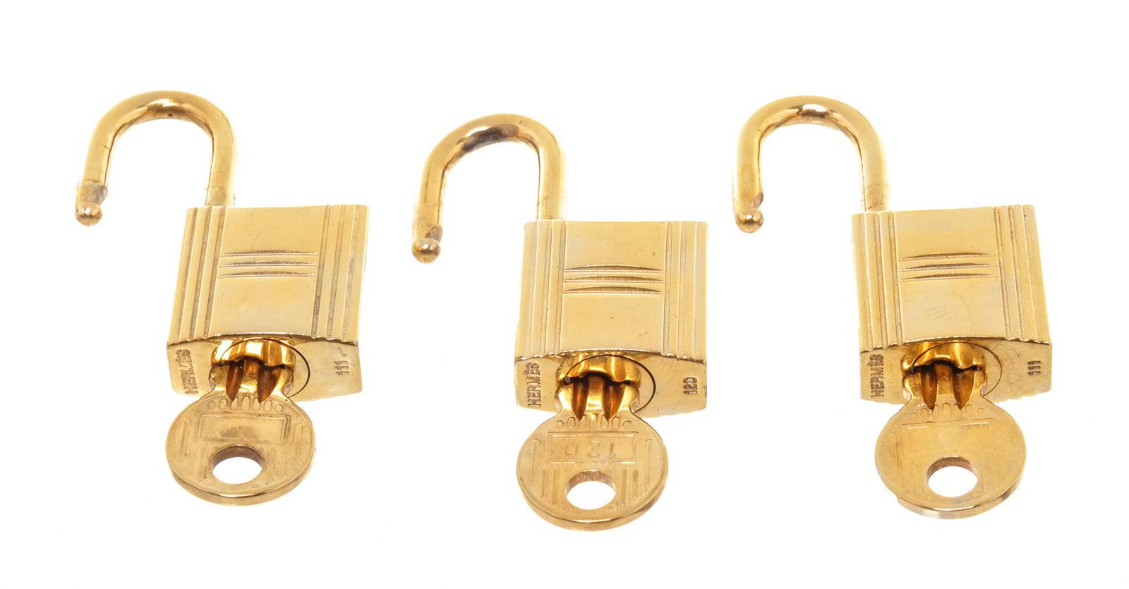 Hermes Gold Cadena Lock Schlüsselanhänger-Set mit Gold-Hartware und gedrehtem Schlossverschluss im Zustand „Gut“ in Irvine, CA