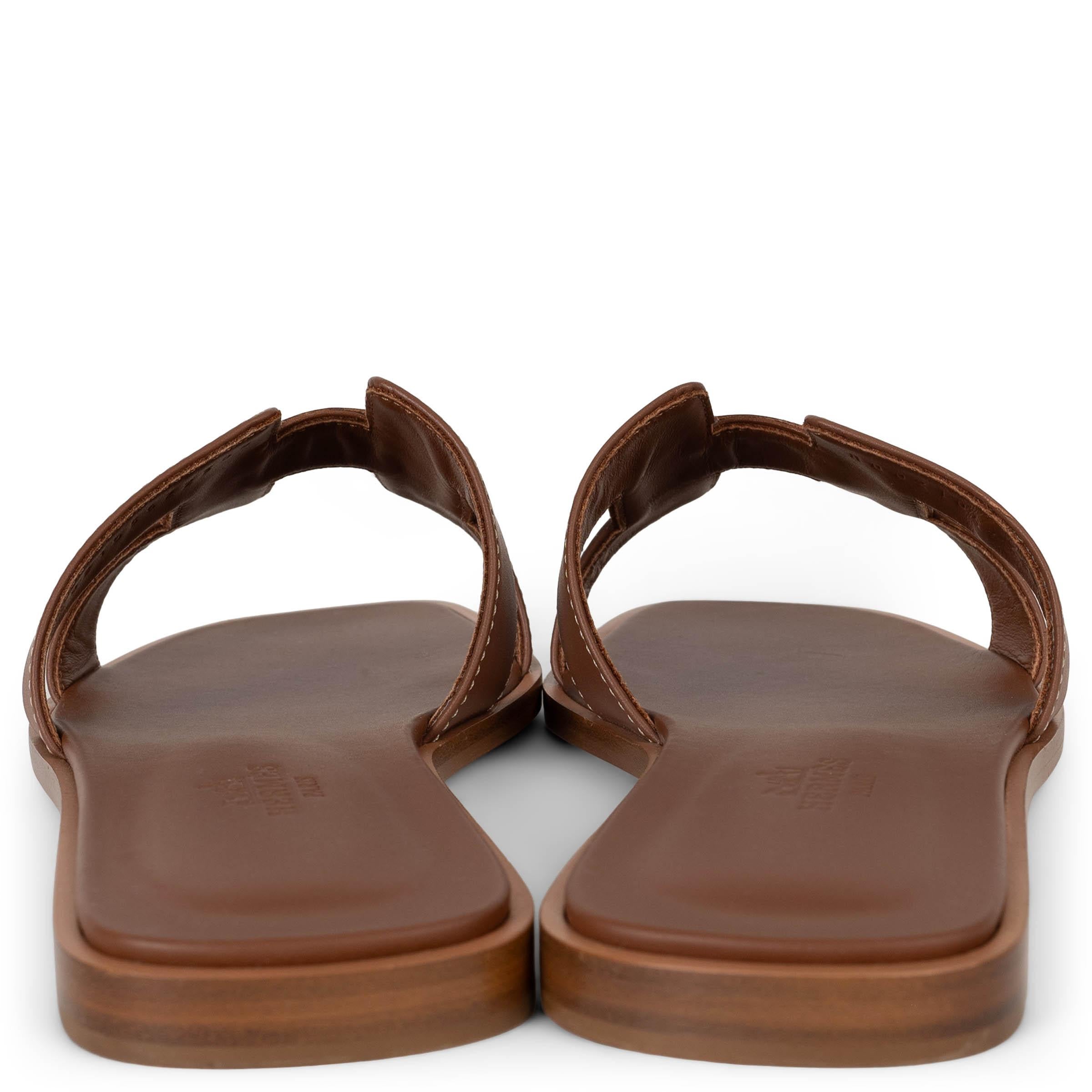 HERMES Gold camel brown leather ORAN Slide Sandals Shoes 37.5 In Excellent Condition In Zürich, CH