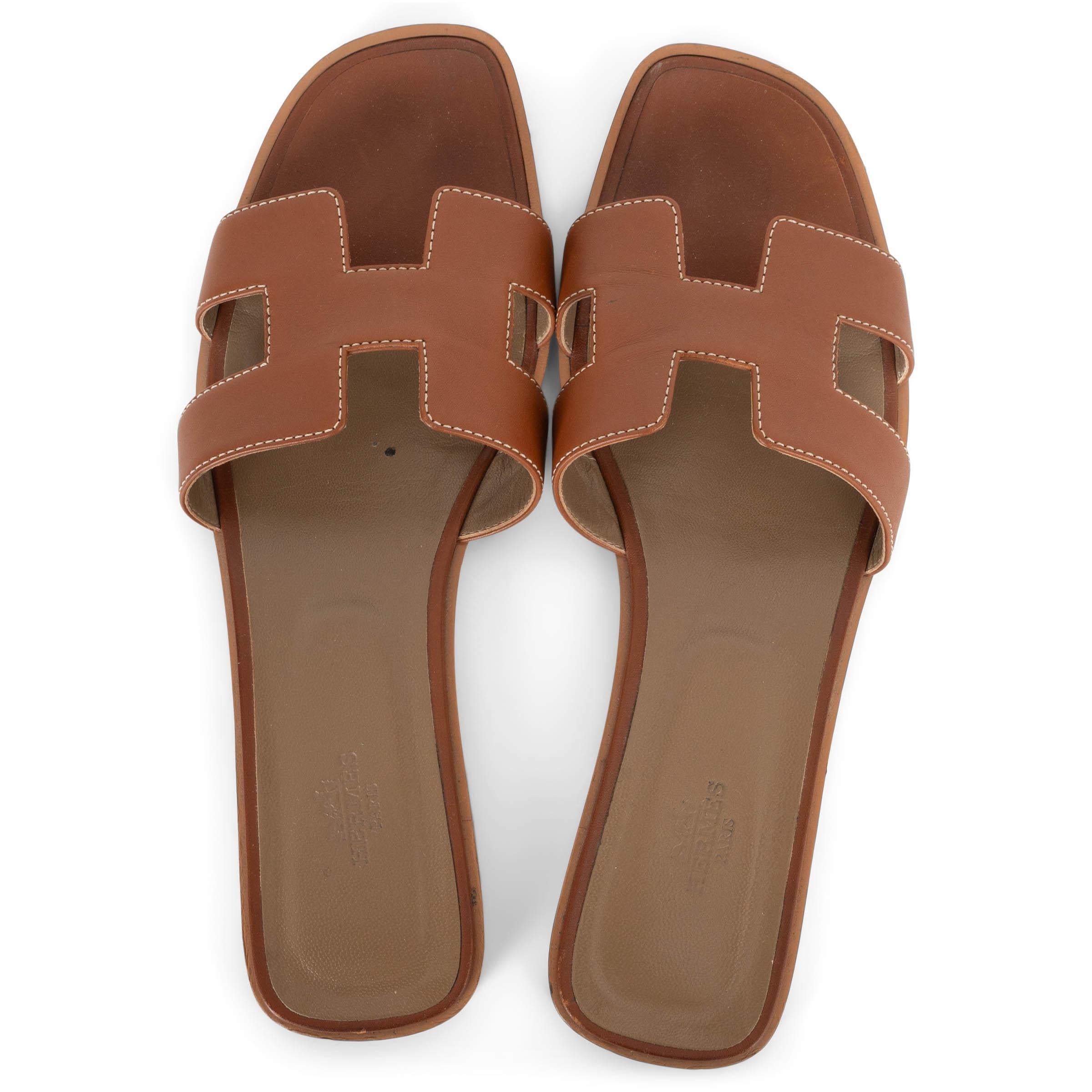 HERMES Gold camel braun Leder ORAN Slide Sandalen Schuhe 41.5 Damen im Angebot