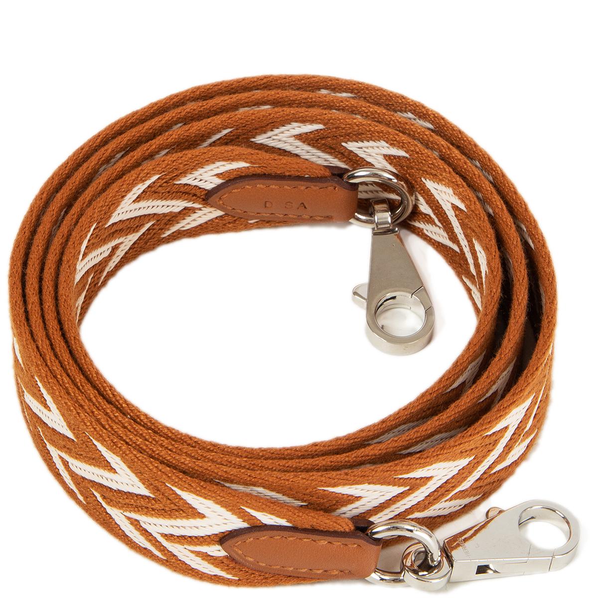 100% authentic Hermès Sangle Zigzag 25mm in gold and white canvas with gold leather featuring Palladium hardware. Brand new. Comes with dust bag. 

Measurements
Width	2.5cm (1in)
Length	114cm (44.5in)
Hardware	Palladium

All our listings include