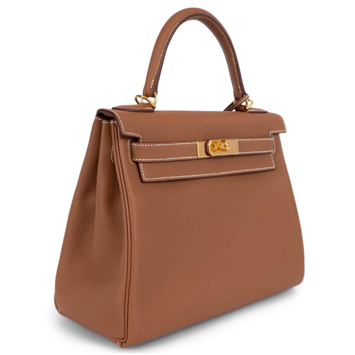100% authentic Hermès Kelly 28 Retourne Touch bag in Gold (camel) Veau Togo leather with gold plated hardware. Lined in Chevre (goat skin) with two open pockets against the front and a zipper pocket against the back. Has been carried and is in