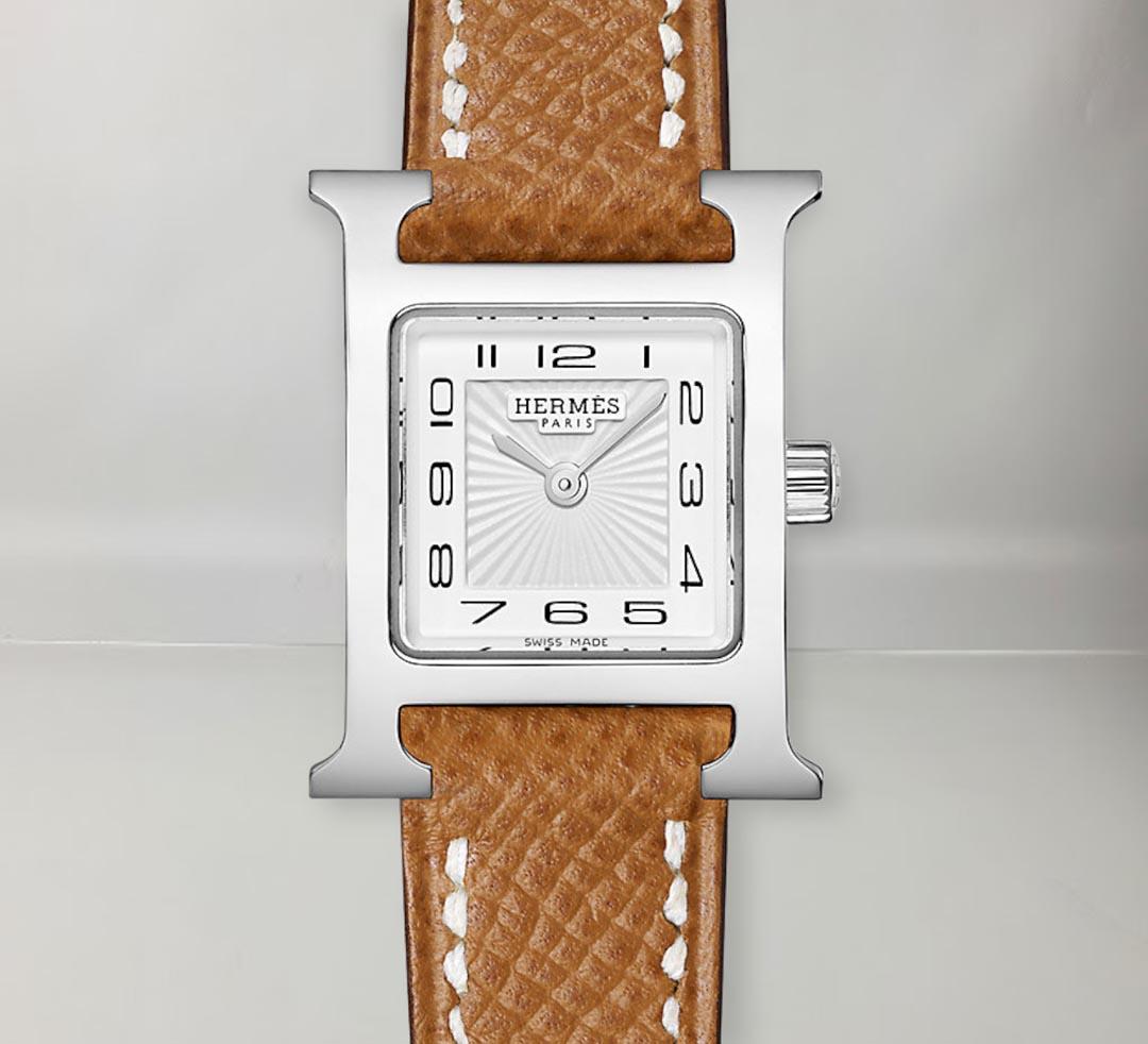 Steel watch, quartz movement, white dial, long interchangeable strap in gold Epsom calfskin
Made in Switzerland
Wrist size: 13.5-16.5 cm
Mini model, 21 mm
Lug to lug height: 21 mm
Case width: 17 mm
Steel case
Anti-glare sapphire crystal
White dial,