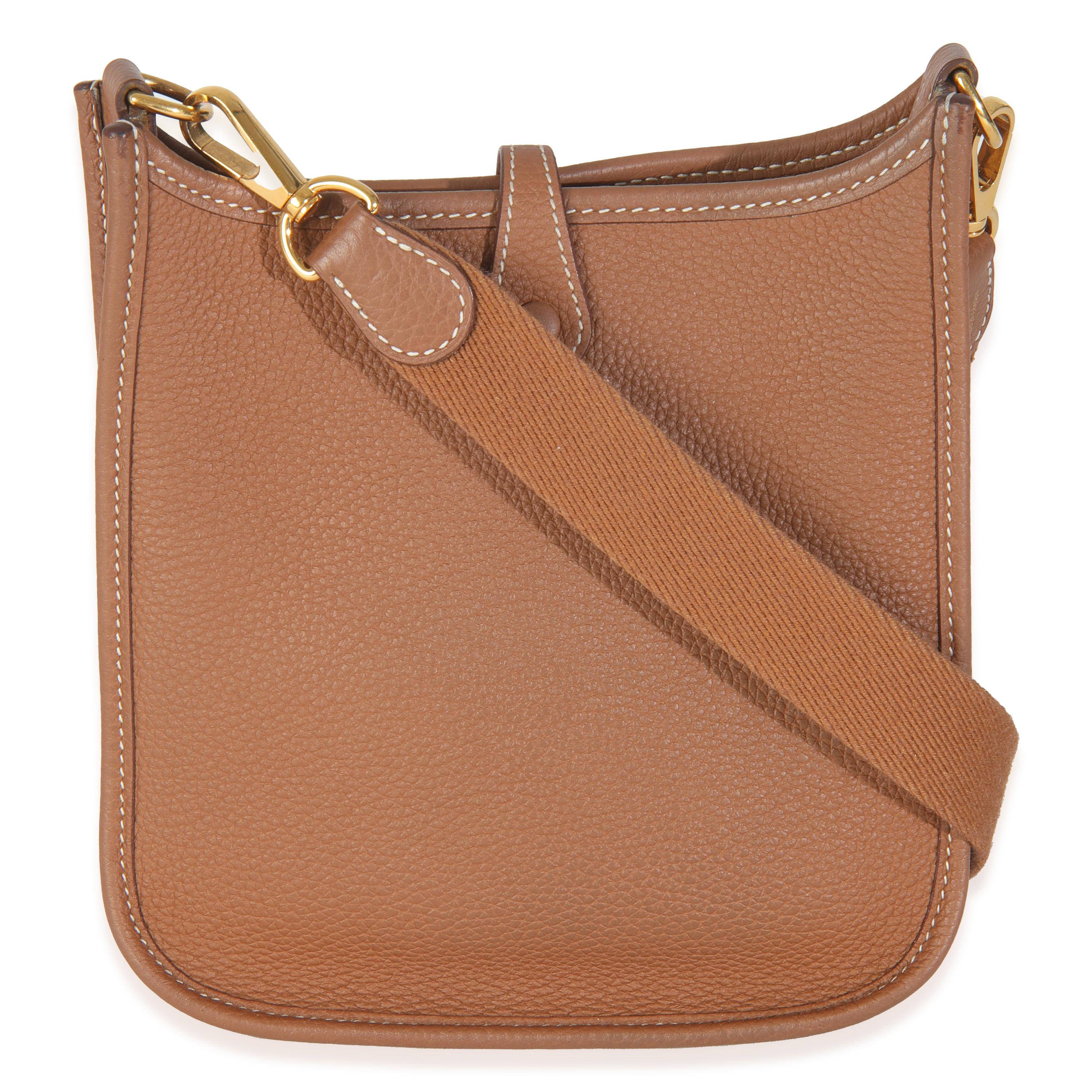 Título del listado: Hermès Oro Clemence Mini Evelyne TPM GHW
SKU: Z145935
Estado: Seminuevo 
Descripción del estado: Diseñada en 1978 por Evelyne Bertrand, la bandolera Evelyne de Hermès tiene una estética inconfundible gracias al detalle del