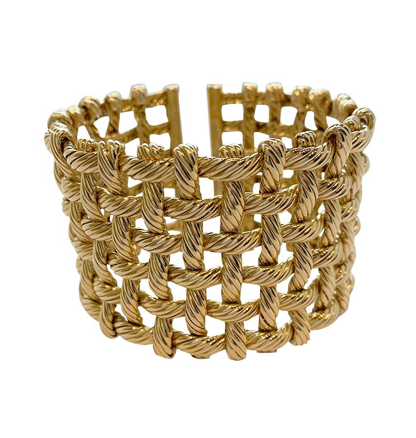 Large Hermes cuff bangle, 18 Kt yellow gold made out a pattern of crisscross string patterns.
Signed Hermes, numbered, french and maker hallmarks.
Weight : 132.3 grams
Circa 2010