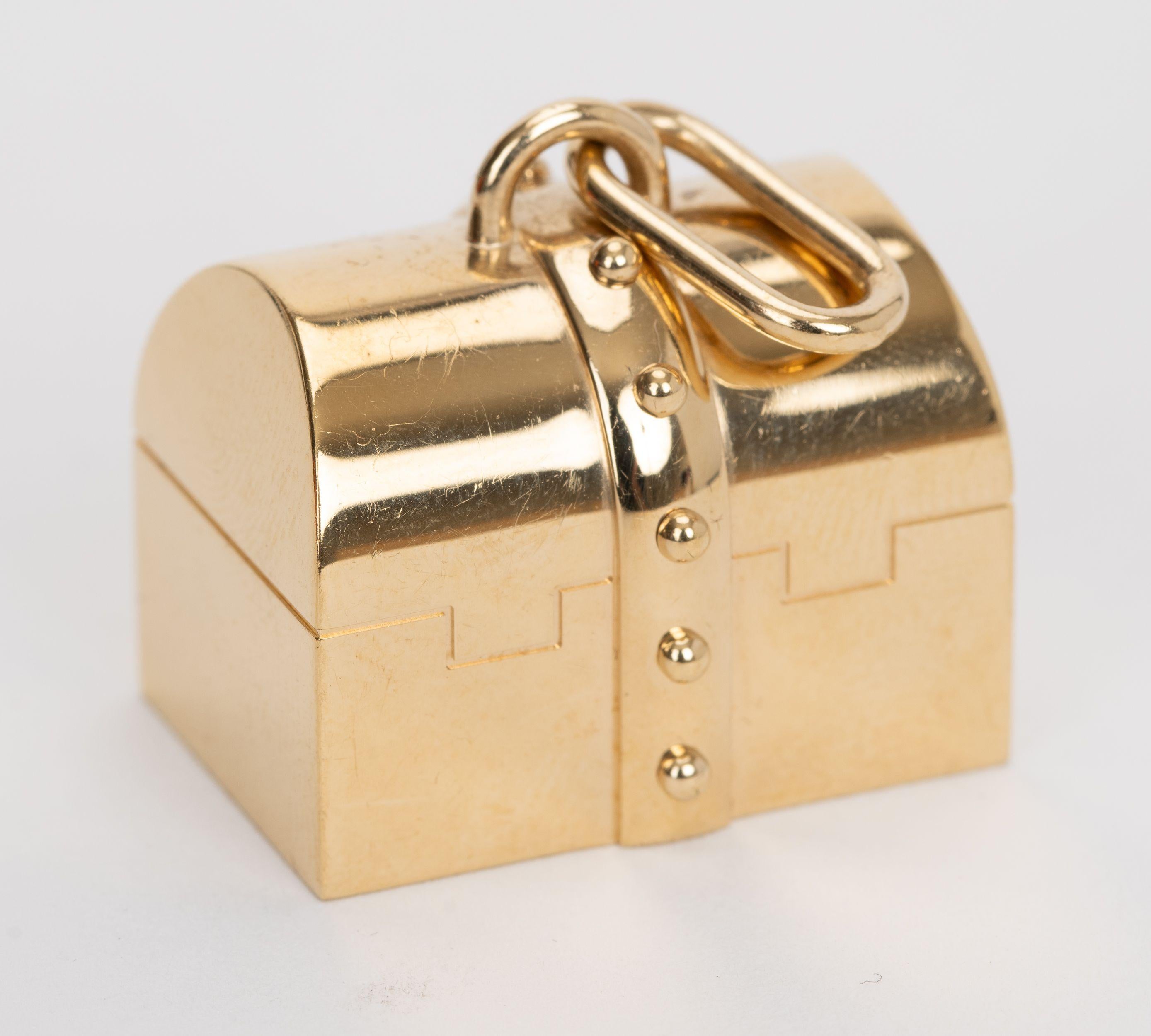 Hermès Gold Kuriosität Box Charme. Neuwertiger Zustand. Der Kofferraum lässt sich nicht öffnen.
Kommt mit Original-Etui und -Box.