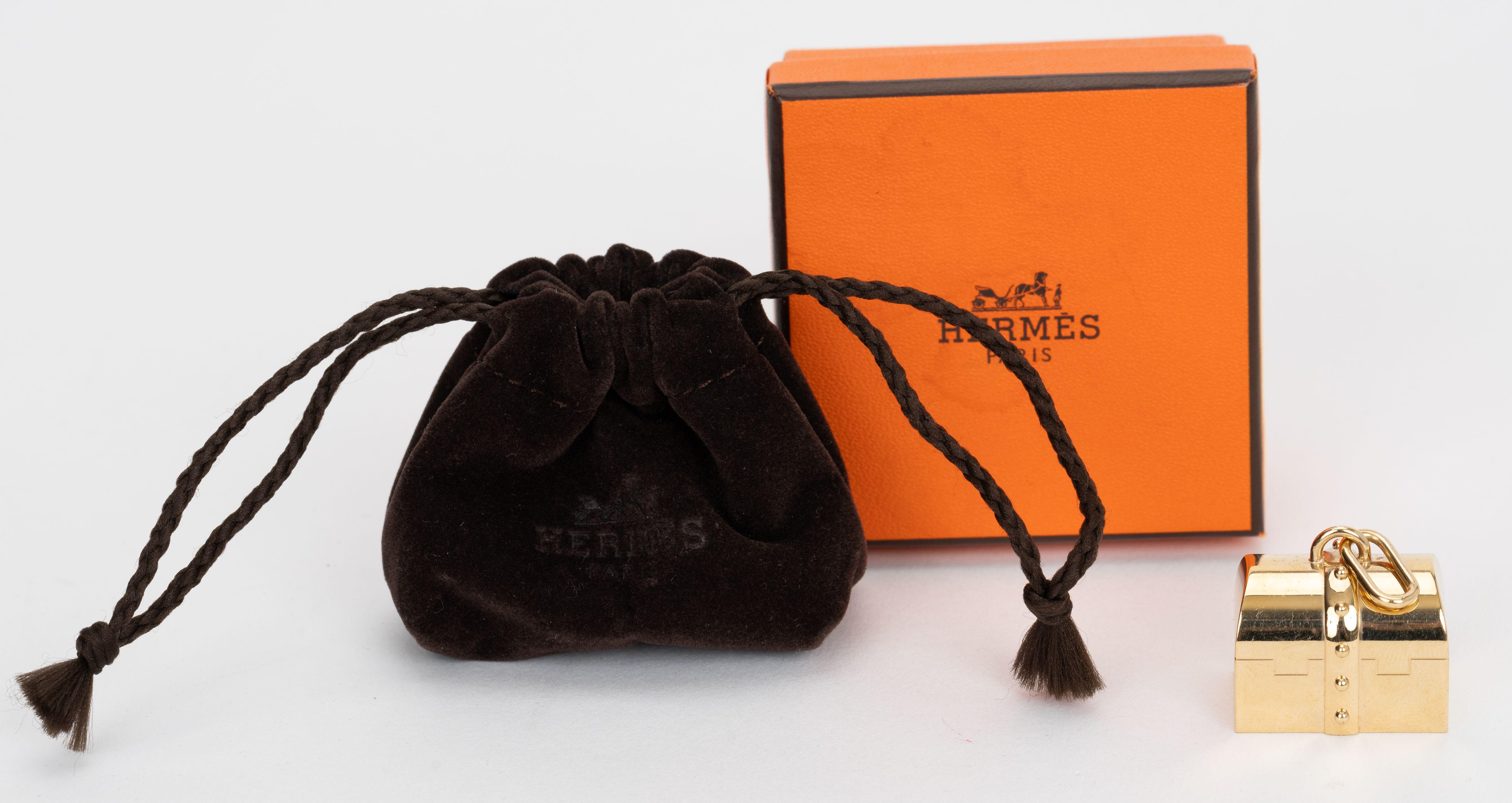 Hermès Gold Neugier Box Charme w/Box für Damen oder Herren im Angebot
