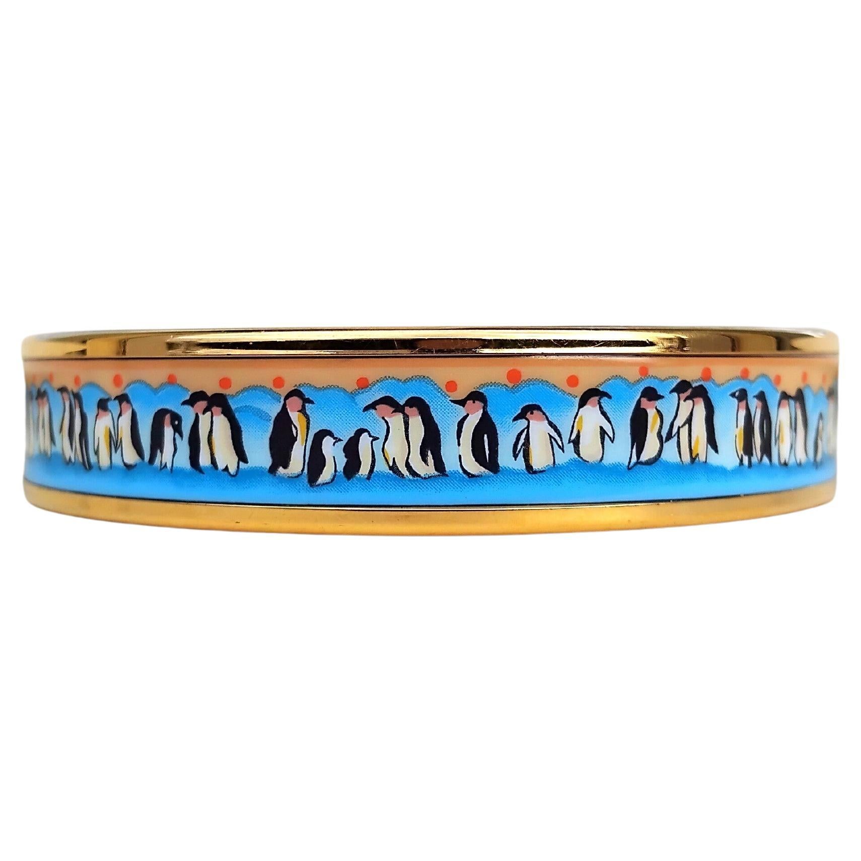 Rara y Adorable Pulsera Hermès Auténtica

Imprime: Pingüinos sobre hielo

Fabricado en Austria + E

De esmalte estampado y herrajes chapados en oro amarillo

Colores: Azul, Amarillo, Lunares rojos, Pingüinos blancos y negros

