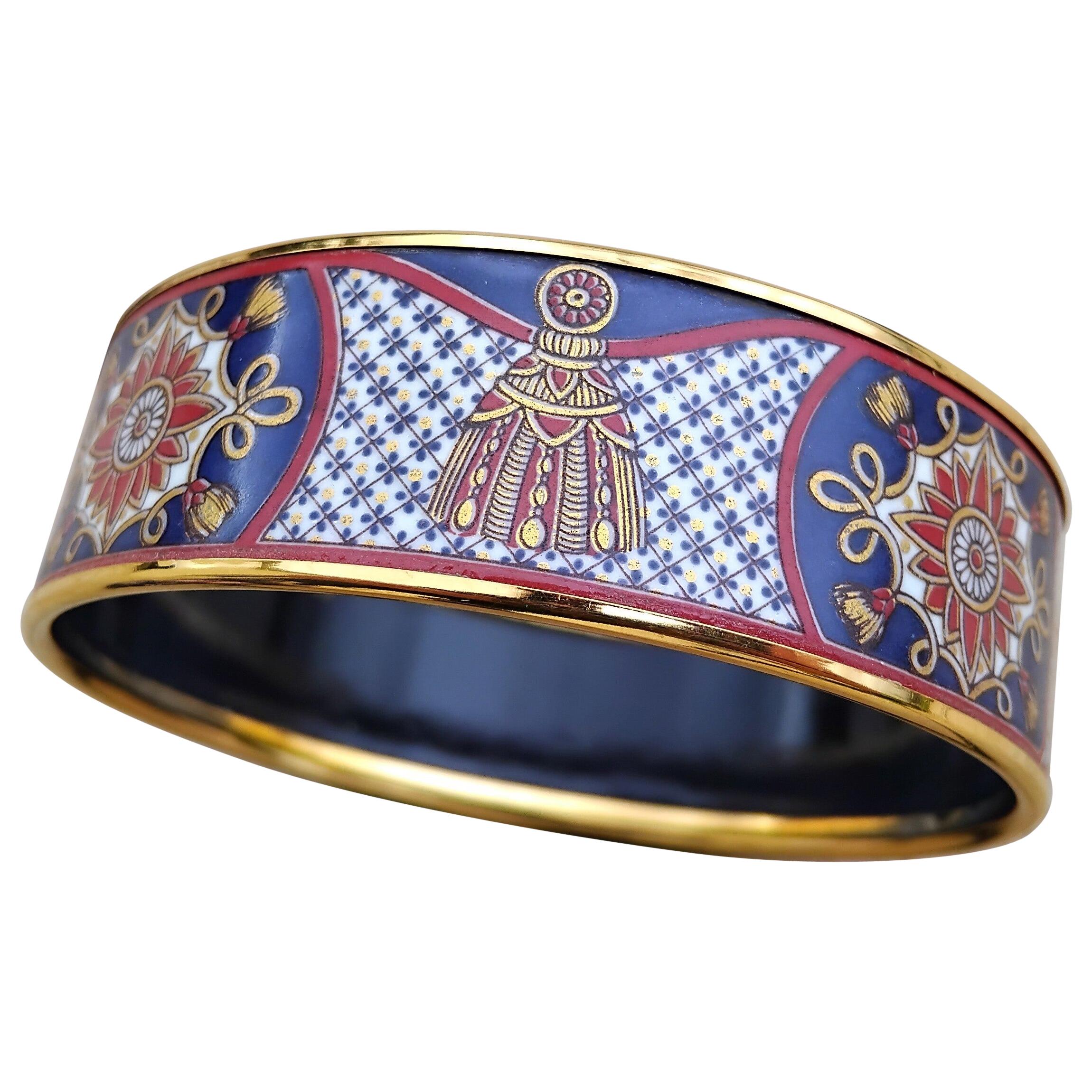 Absolut wunderschönes authentisches Hermès-Armband

Drucken: Quasten und Borten

Äußerst selten

