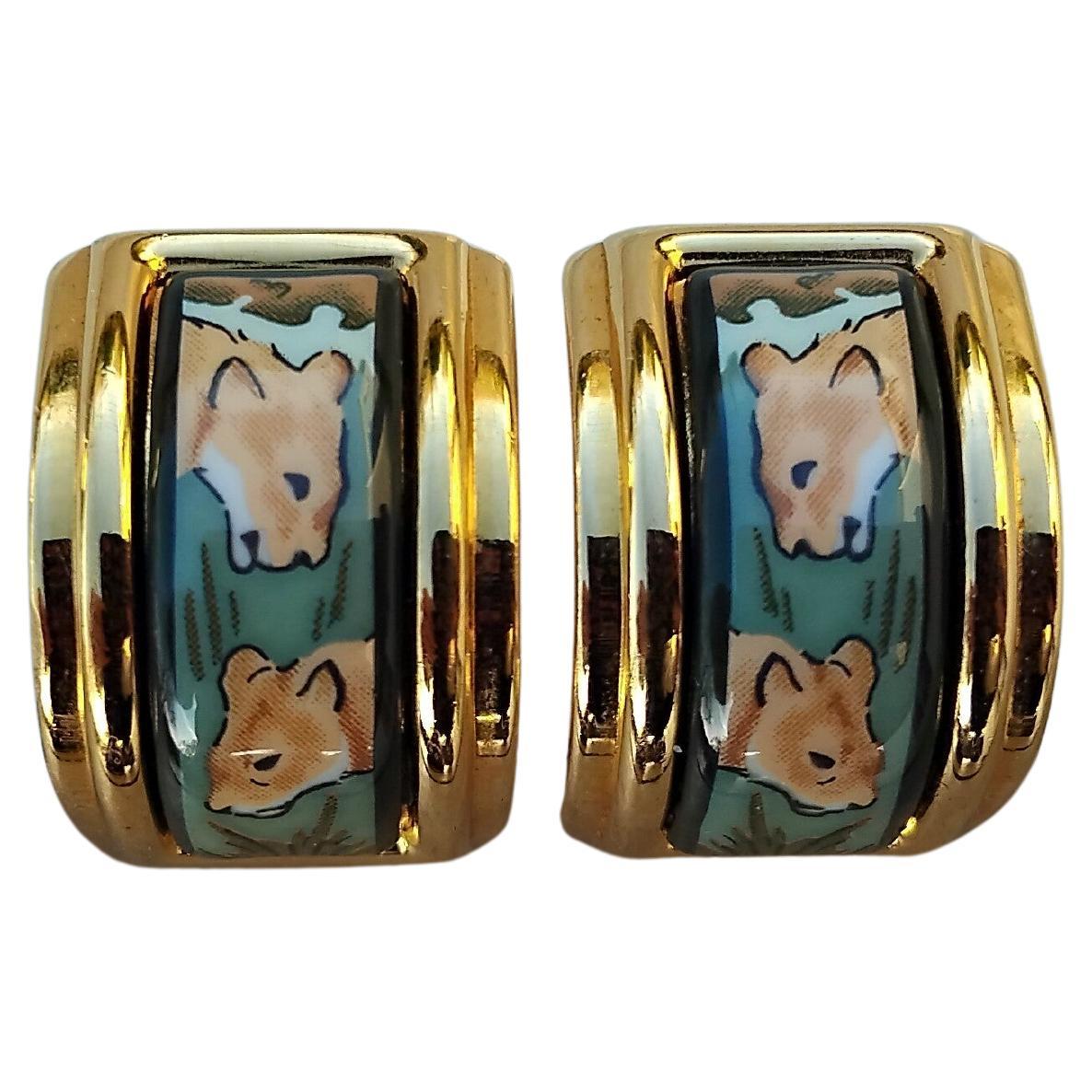 Hermès Boucles d'oreilles émail doré Lionnes Afrique Excellent état - En vente à Corcoué Sur Logne, Loire-Atlantique