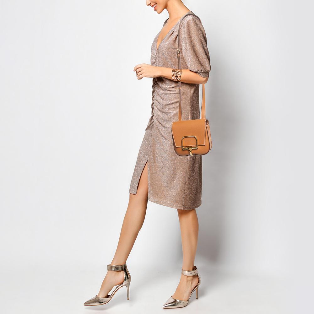 Offrez-vous un luxe intemporel avec ce mini sac Hermes Della Cavalleria. Méticuleusement fabriquée à la main, cette pièce de grande classe allie patrimoine, élégance et savoir-faire, élevant votre style à un niveau de sophistication inégalé.