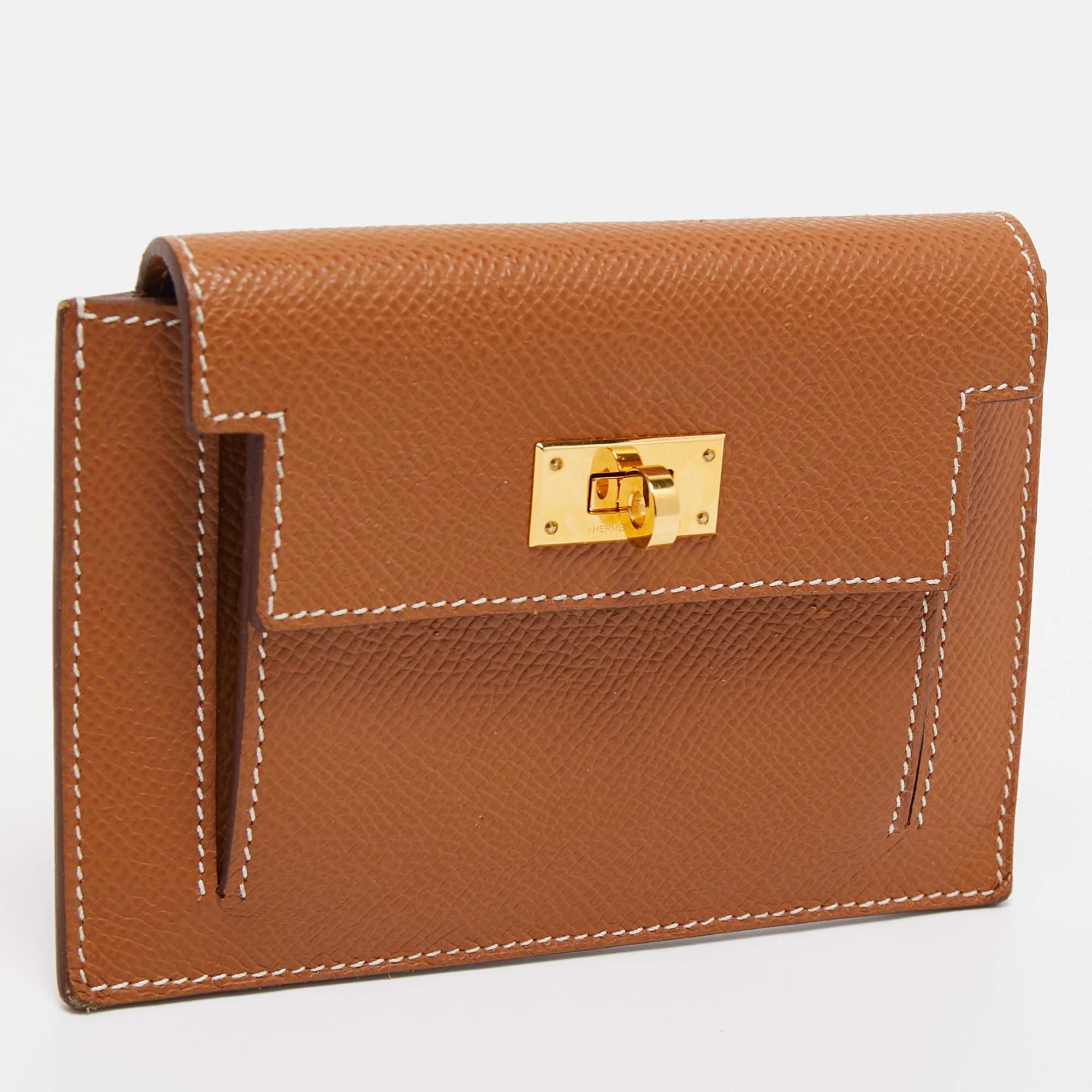 This classy Hermes wallet brings along a touch of luxury and immense style. It comes perfectly crafted to neatly carry your cards and cash.

