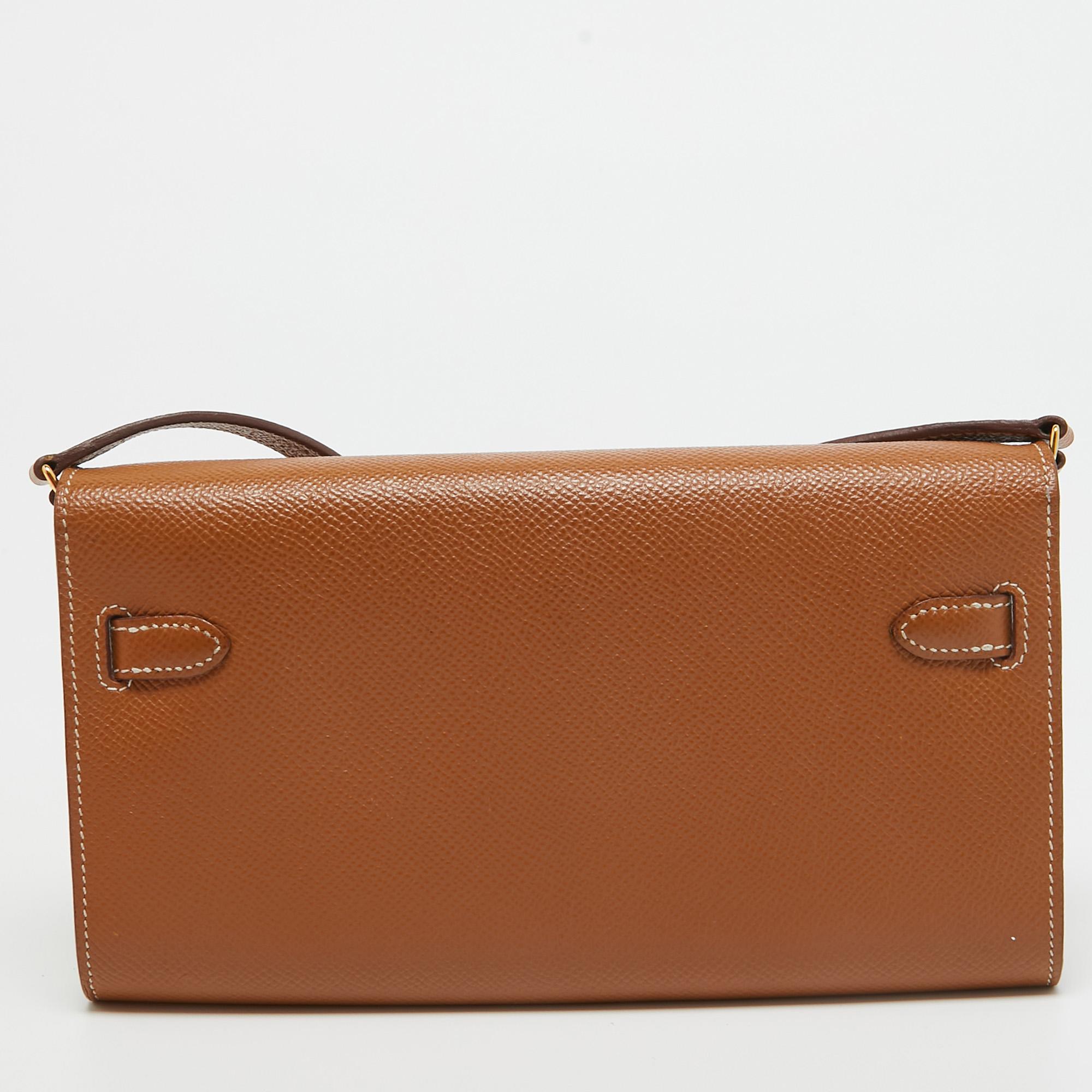 The Kelly is a name synonymous with Hermès. It is a symbol of their wondrous dedication to craftsmanship and classic style, just like this lovely wallet made from fine leather. It features a beautiful hue and the signature lock in gold tone. An