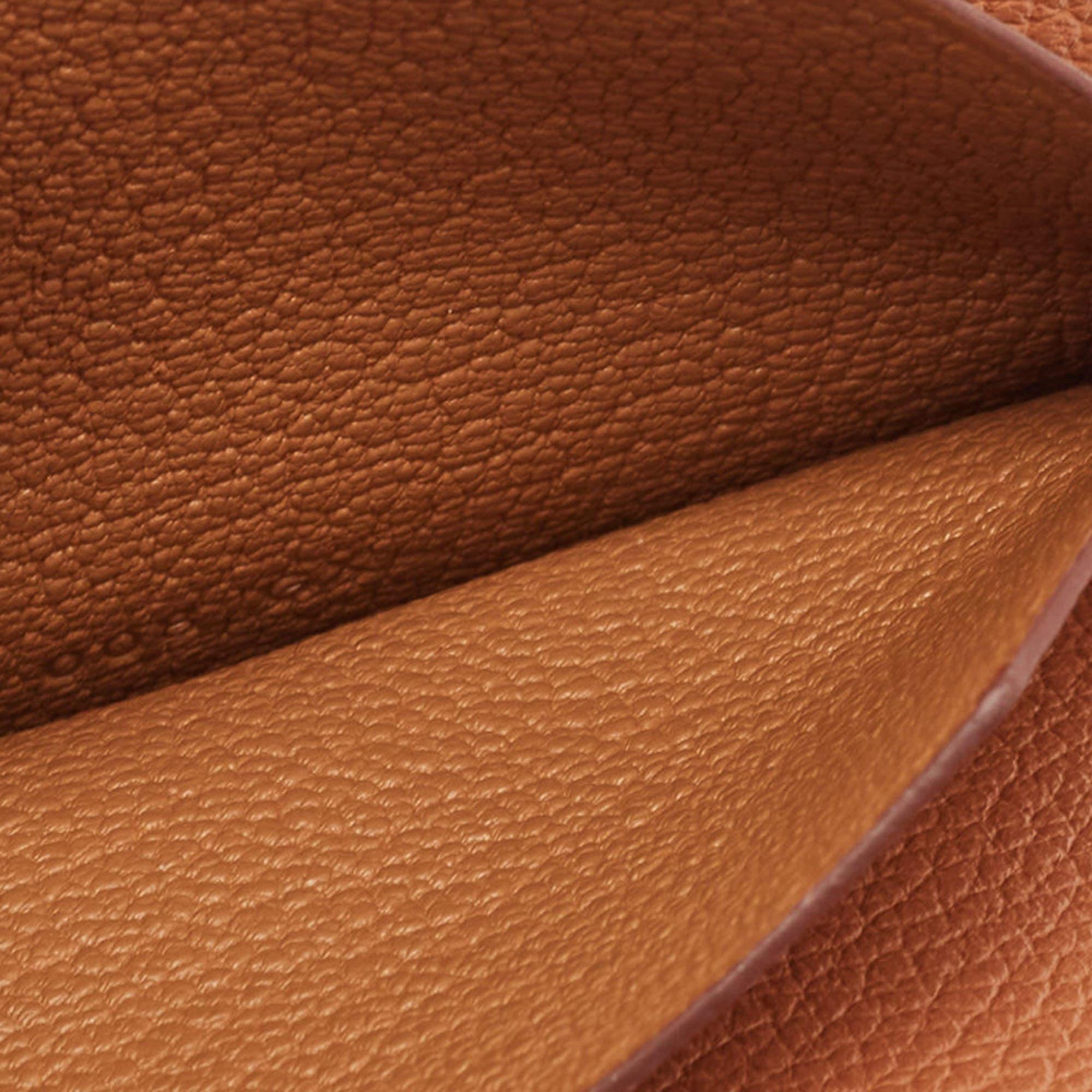 This HermÃ¨s Gold Evercolor leather cardholder is a must have in your collection. It is equipped with multiple  well lined slots to hold your cards.