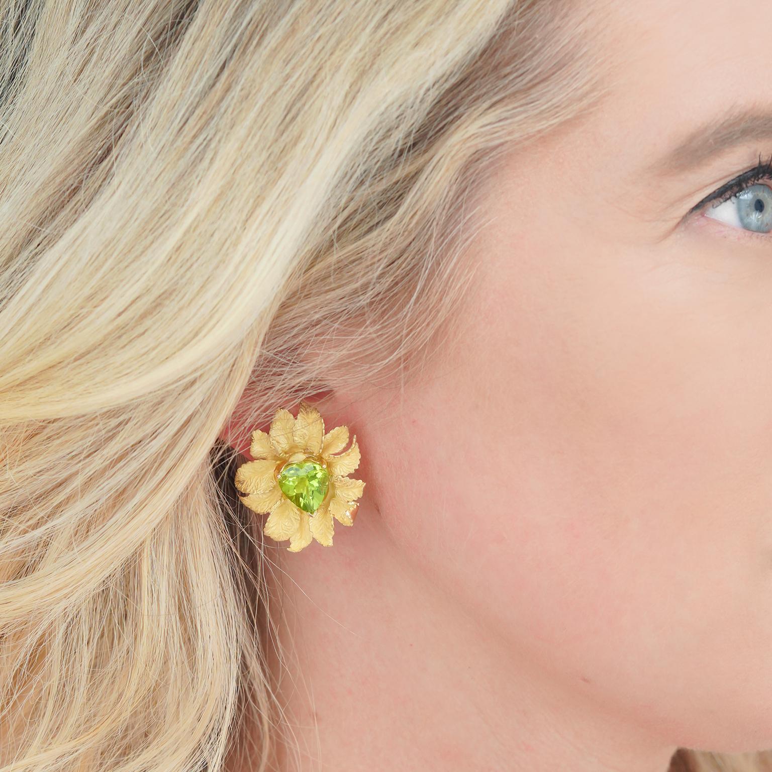 Hermès Gold Flower Earrings In Excellent Condition In Litchfield, CT