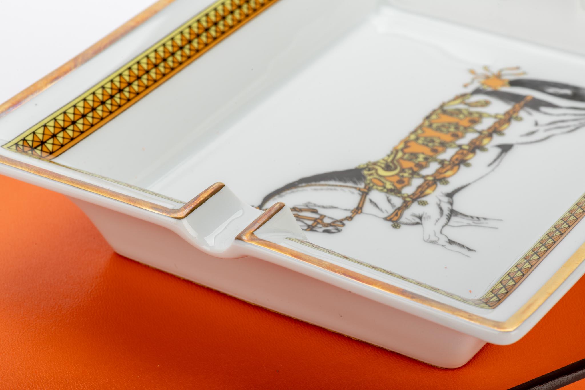 Posacenere in porcellana di Hermès con disegno di un cavallo. Prodotto in Francia. Viene fornito con la scatola originale.