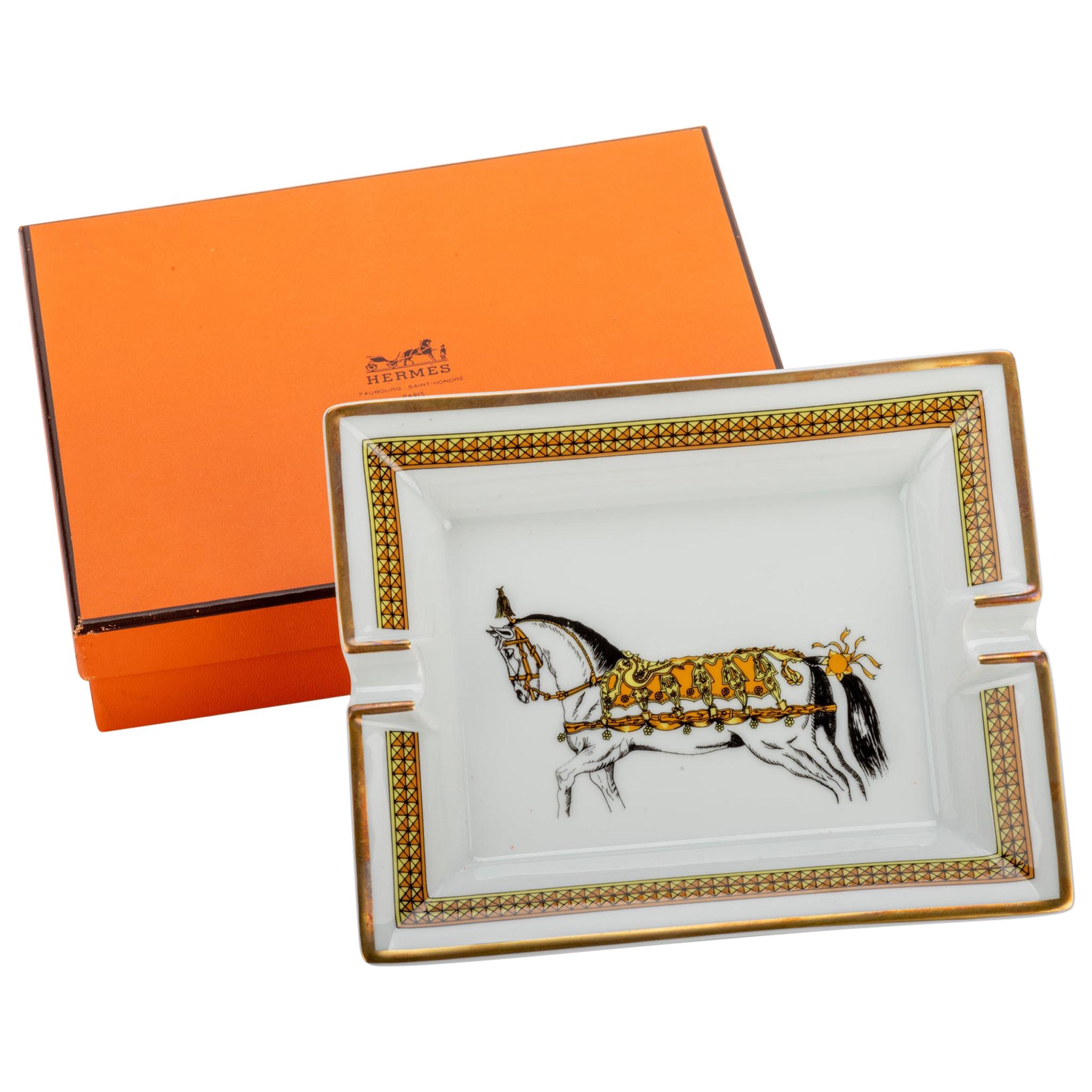 Cendrier en porcelaine Hermès cheval d'or en vente