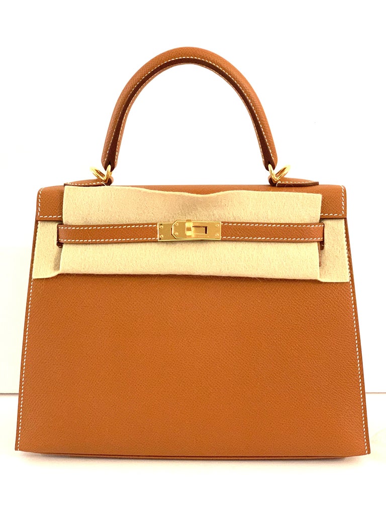 A GOLD EPSOM LEATHER SELLIER KELLY 25 WITH GOLD HARDWARE, HERMÈS