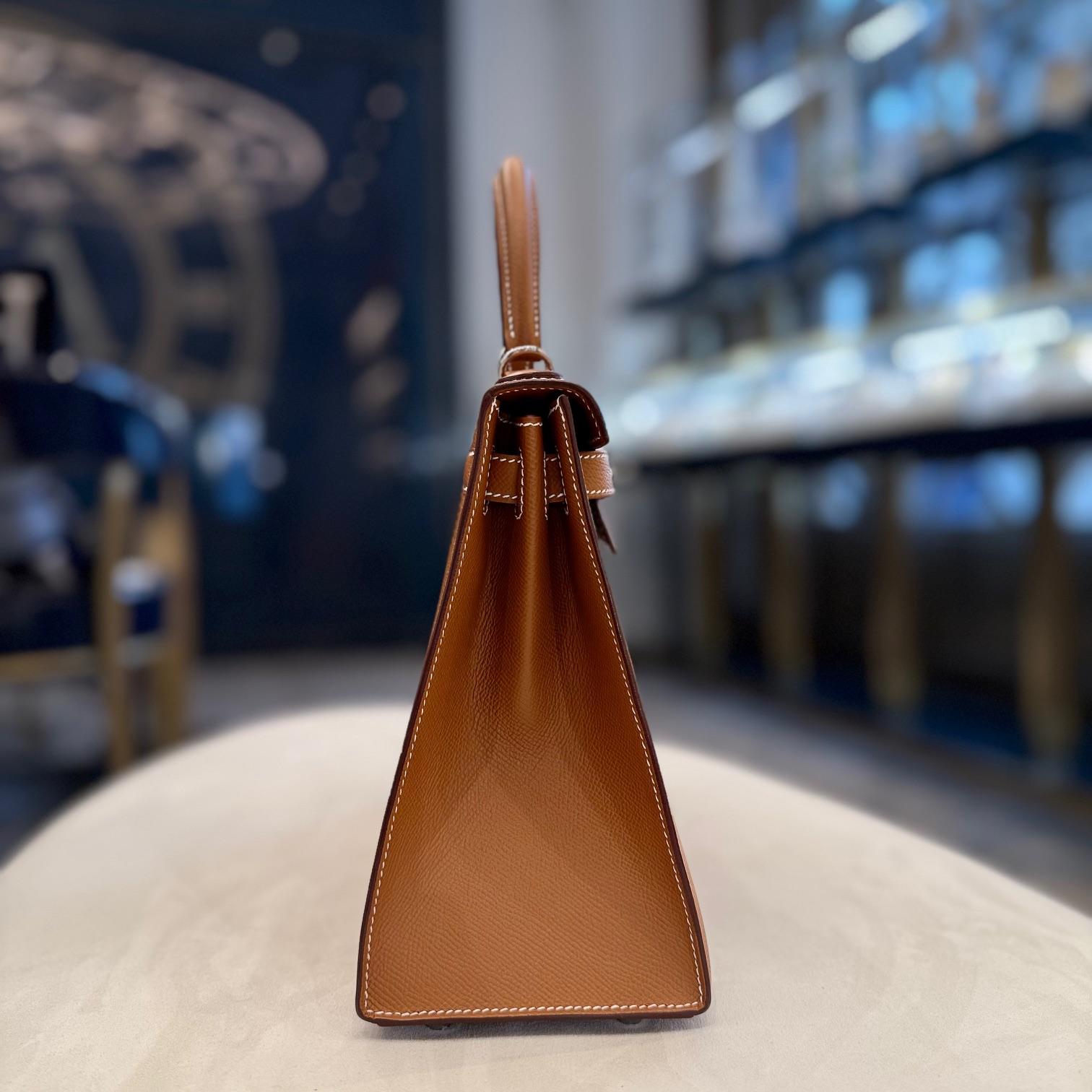 Hermès Gold Kelly 28 Sellier Epsom Palladium Hardware In Excellent Condition For Sale In New York, NY