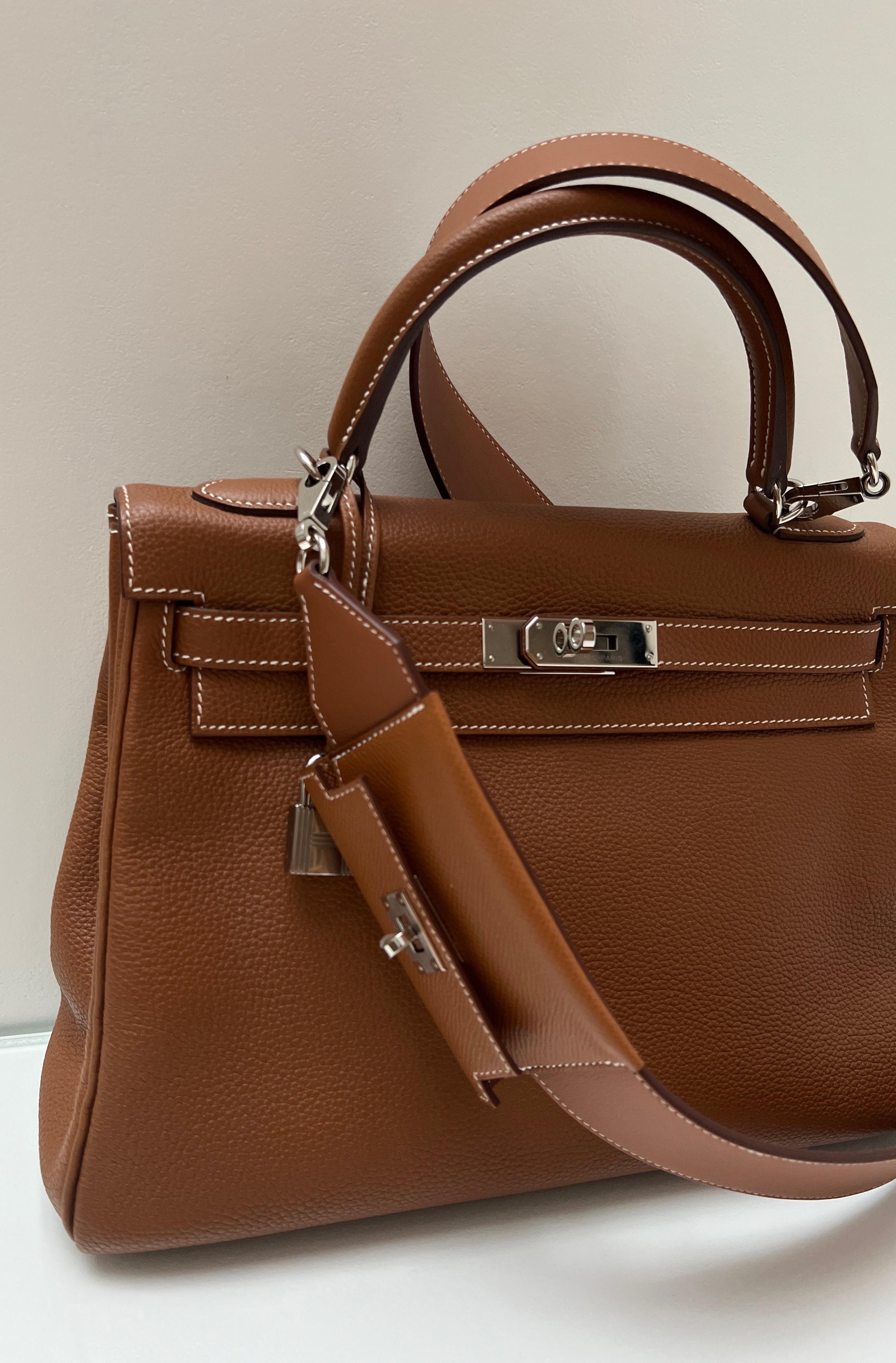 Hermes Gold Kelly 28 Togo with Rare Strap In Excellent Condition In Athens, GA