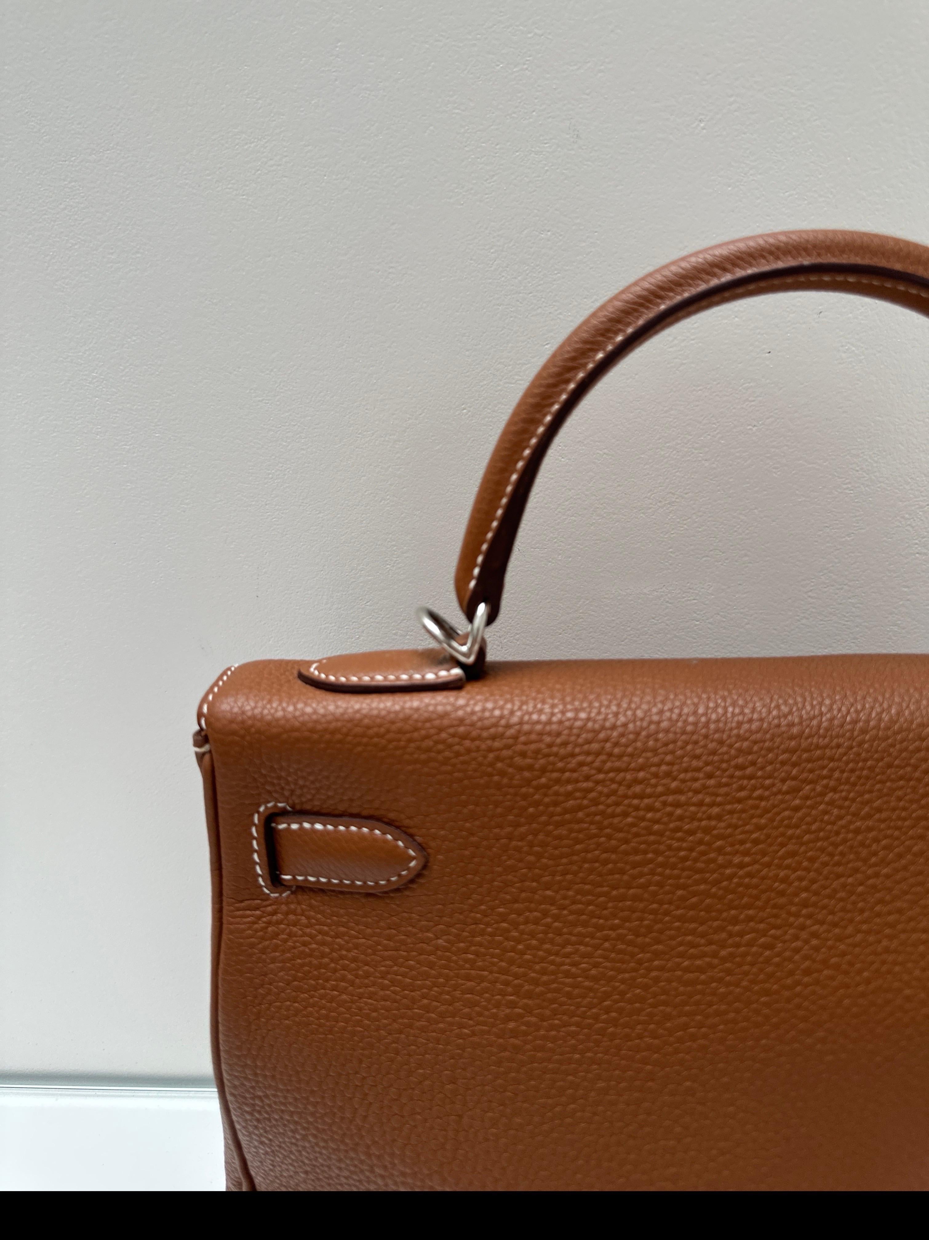 Sac Kelly 32 en or de Hermes en vente 9