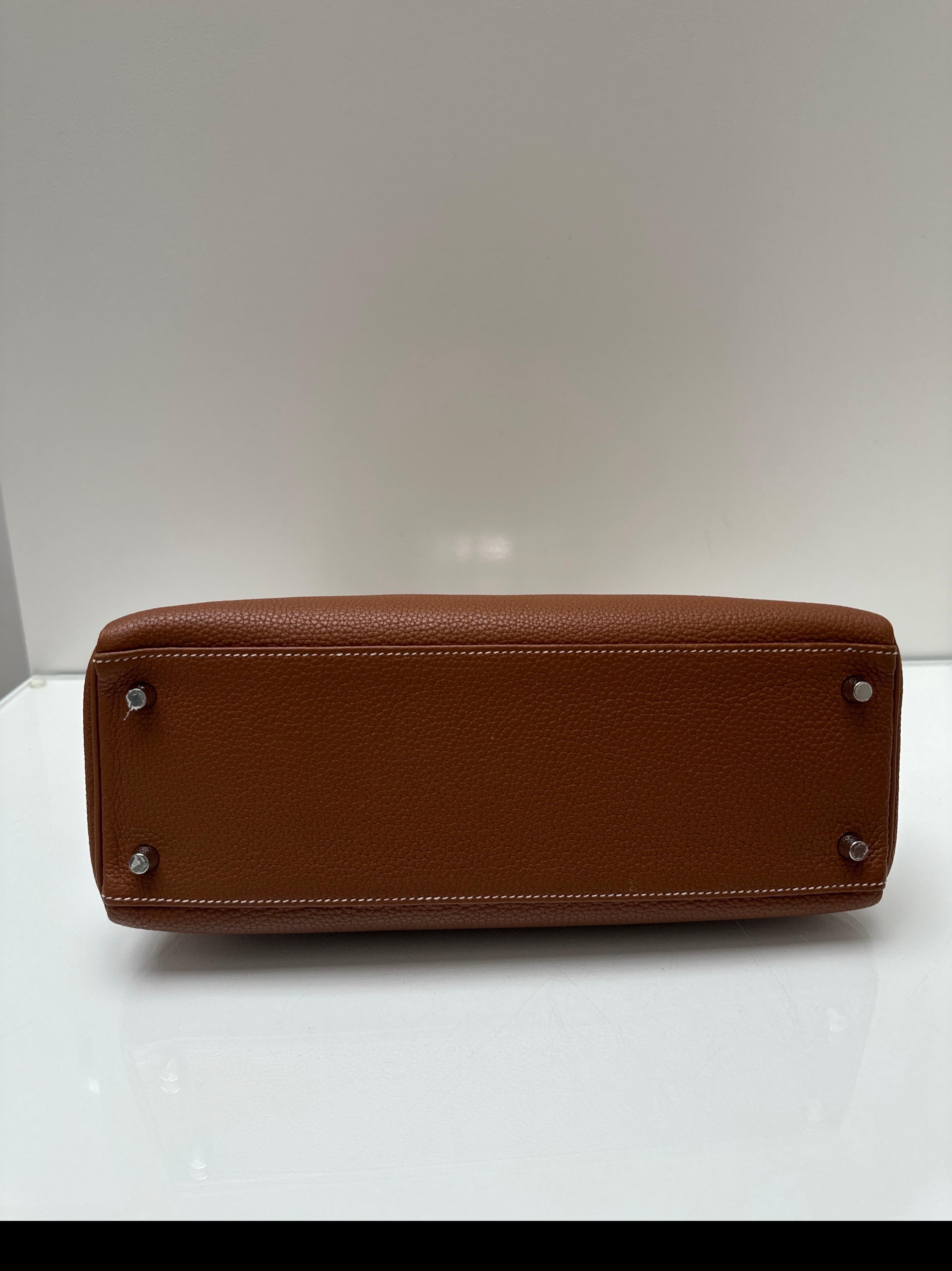 Sac Kelly 32 en or de Hermes en vente 11