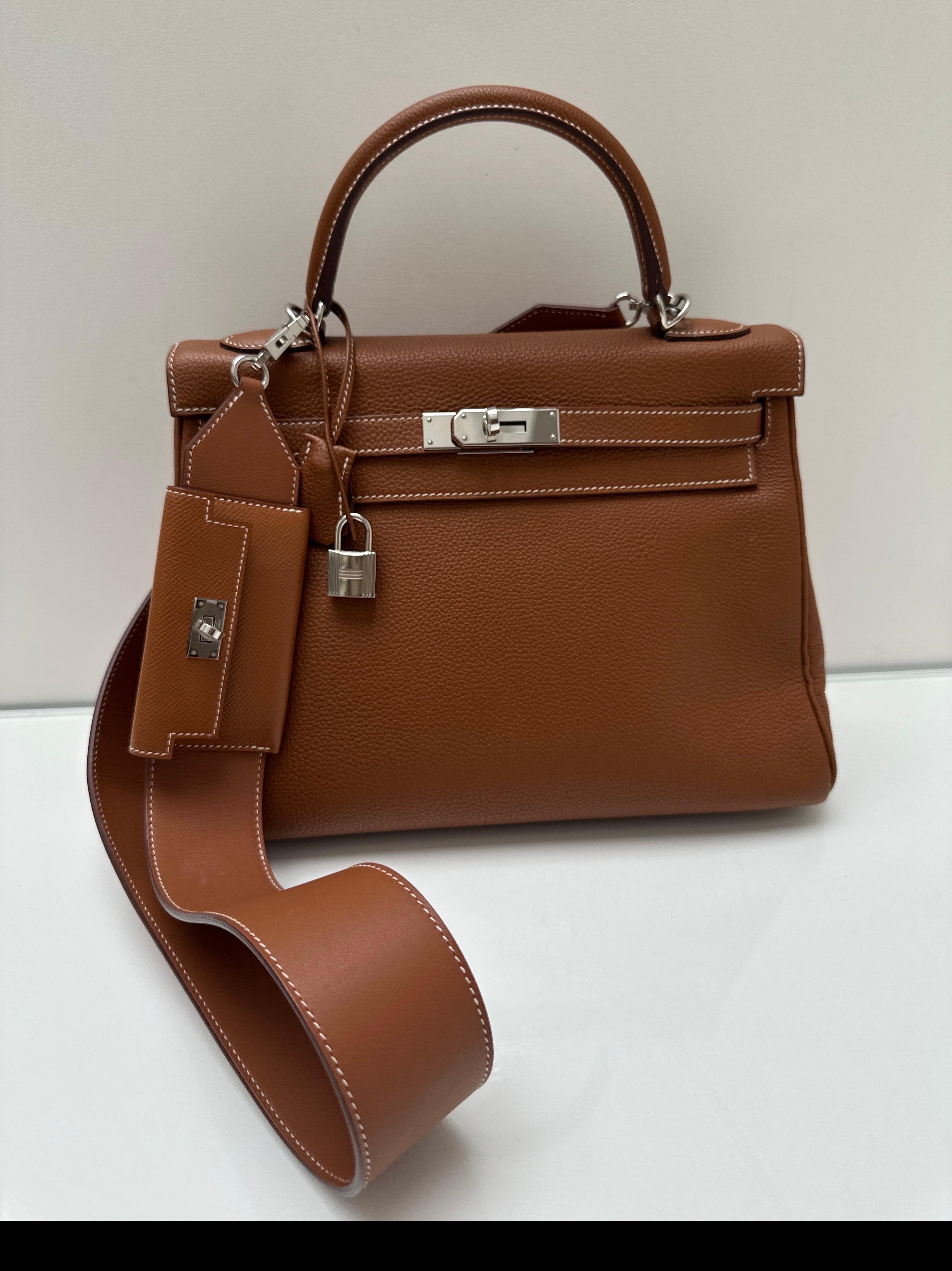 Sac Hermes Kelly 32 en or. Rare sac Kelly inclus. Tous deux sont sertis de palladium. Sac plus récent avec sangle neuve. Intérieur propre. Comprend une clochette, un cadenas, des clés et un sac à poussière. Garantie d'authenticité. 