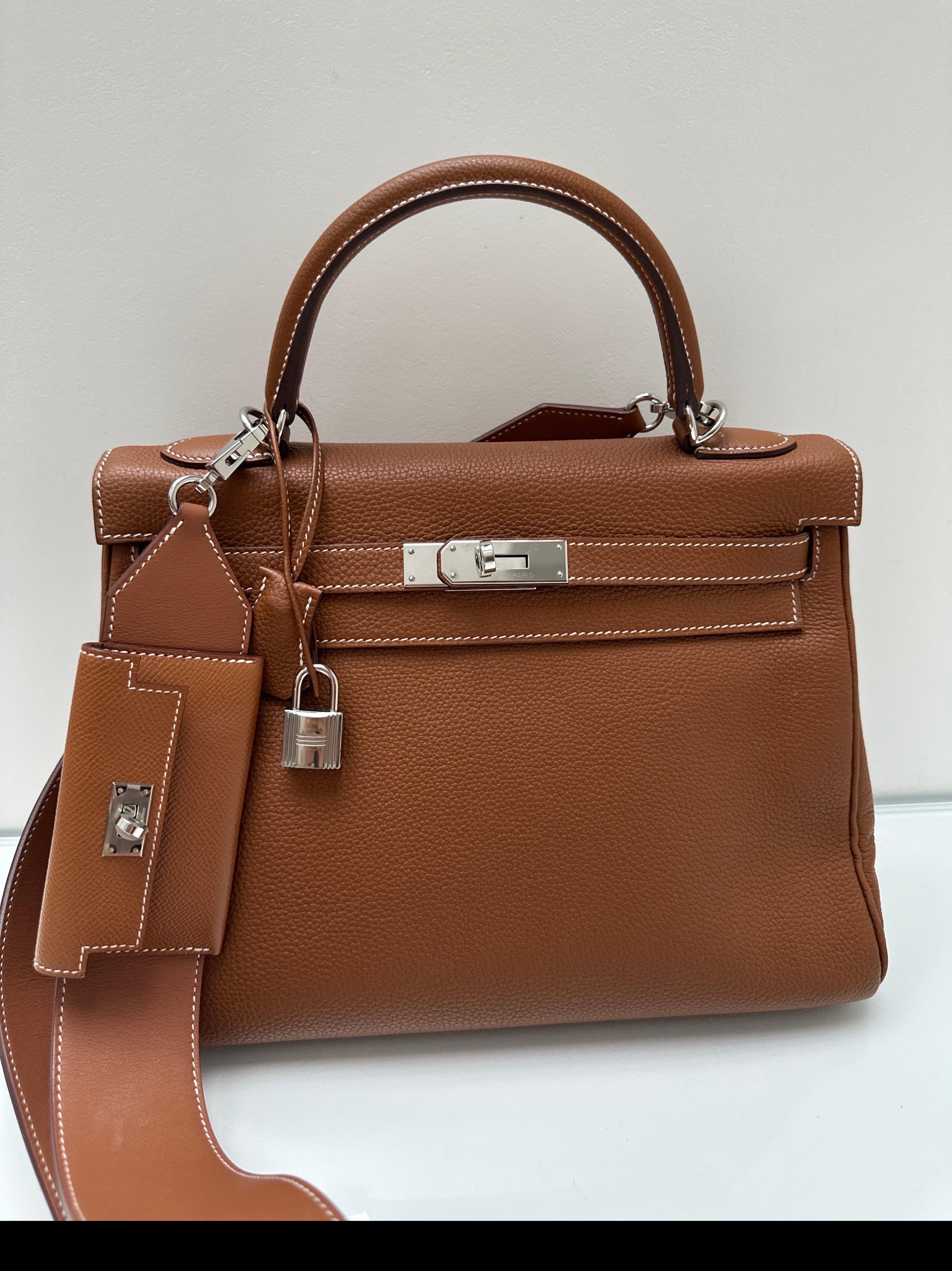 Marron Sac Kelly 32 en or de Hermes en vente