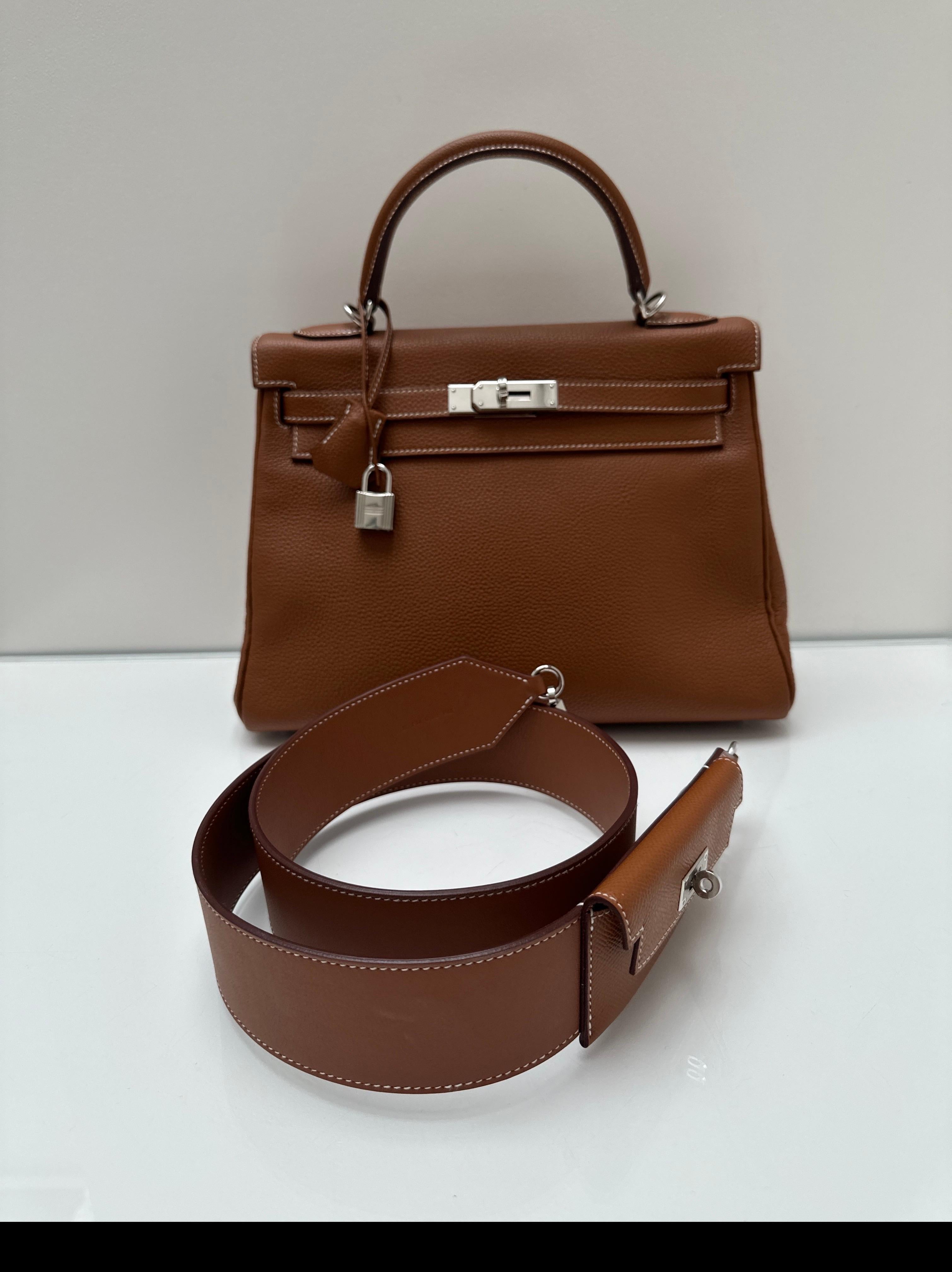 Sac Kelly 32 en or de Hermes en vente 2