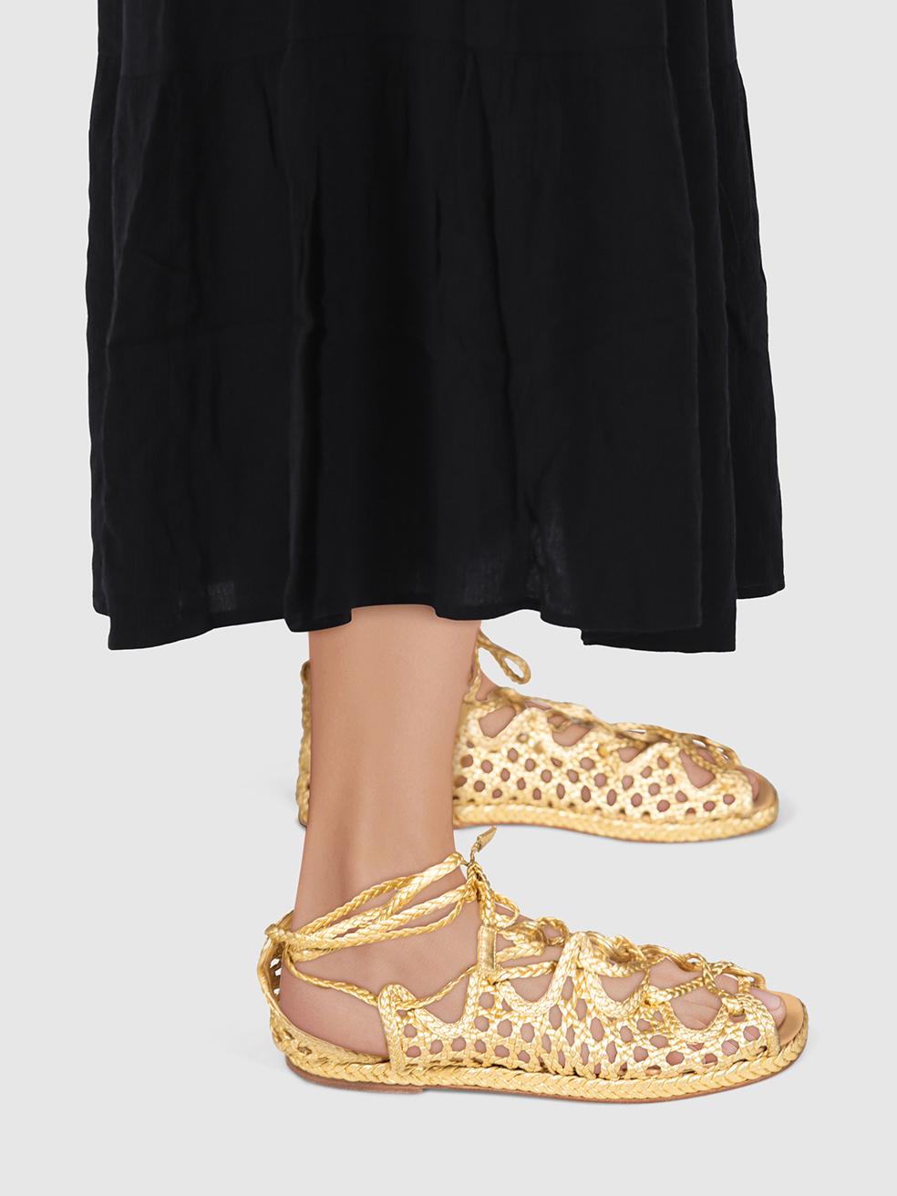 CONDIT ist sehr gut. Die Sandalen weisen nur minimale Gebrauchsspuren auf. Minimale Abnutzungserscheinungen an den Enden der beiden Fußbindungen und am vorderen Rand beider Sohlen, wo Abrieb sichtbar ist. Verfärbung auf der linken Seite in der Sohle