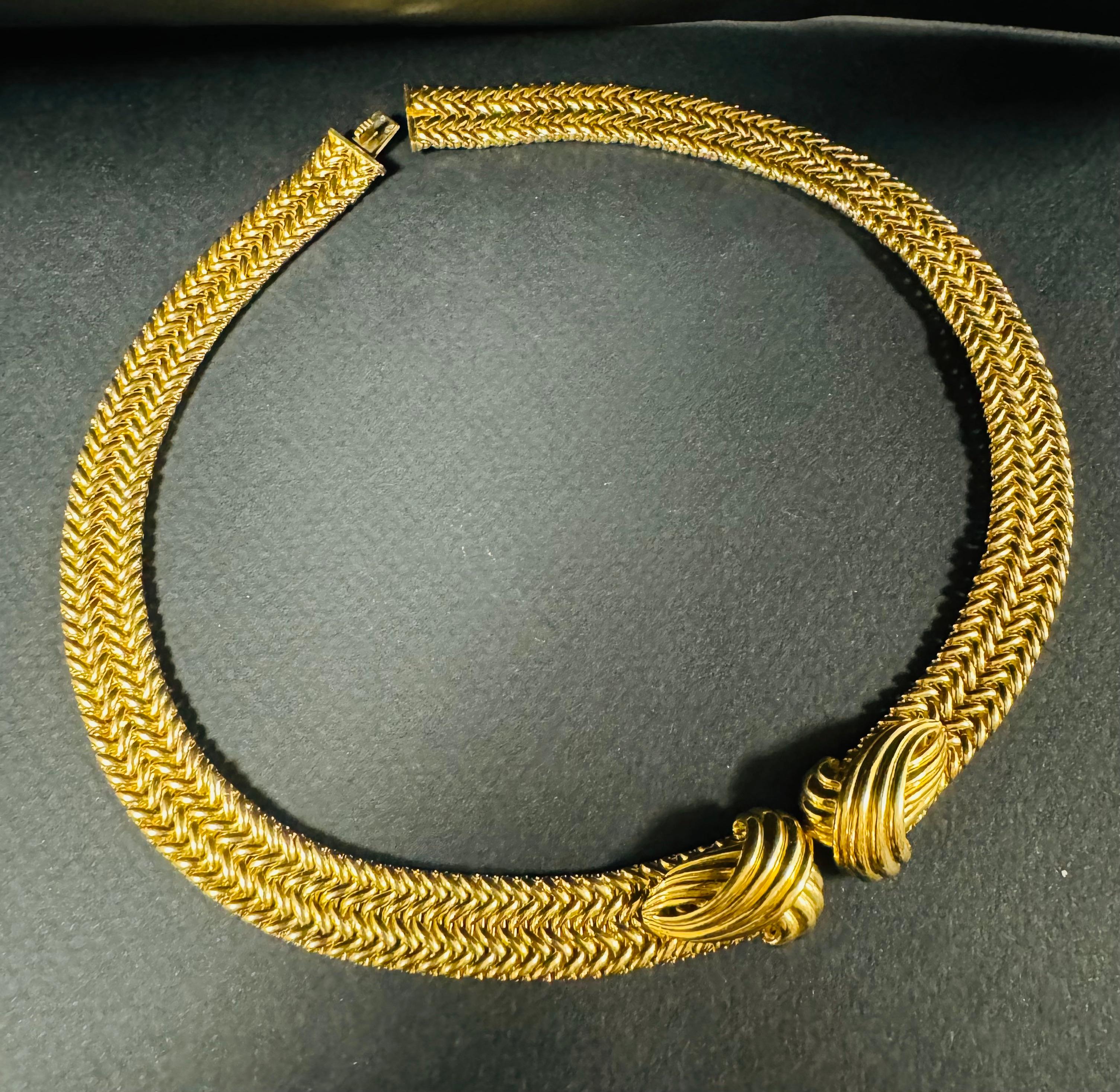 Merveilleux et rares colliers vintage à maillons d'Hermès. Le style et l'épaisseur de ce collier sont particulièrement raffinés. 
Le collier est en or 18k, et pèse 93.30g (voir photo). Les dimensions sont de 15 cm autour du cou (voir photo). 
Le