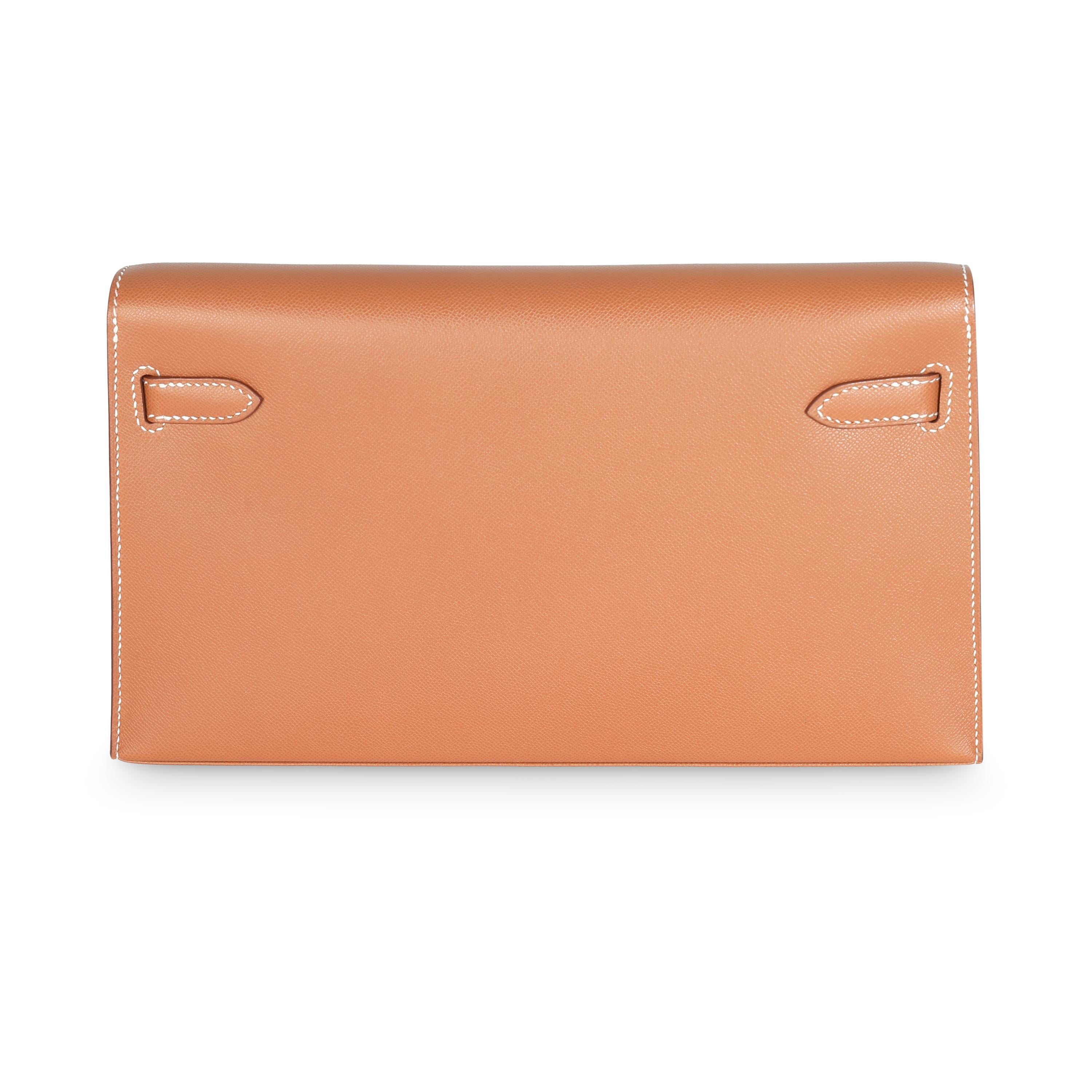 Listing Title: Hermès Gold Madame Kelly Elan GHW
SKU: 141338
Condition: Pre-owned 
Condition Description: Officially renamed in 1977, the Kelly tote bag from Hermès was originally called the Sac à Dépêches (which translates as ‘the dispatch bag’).