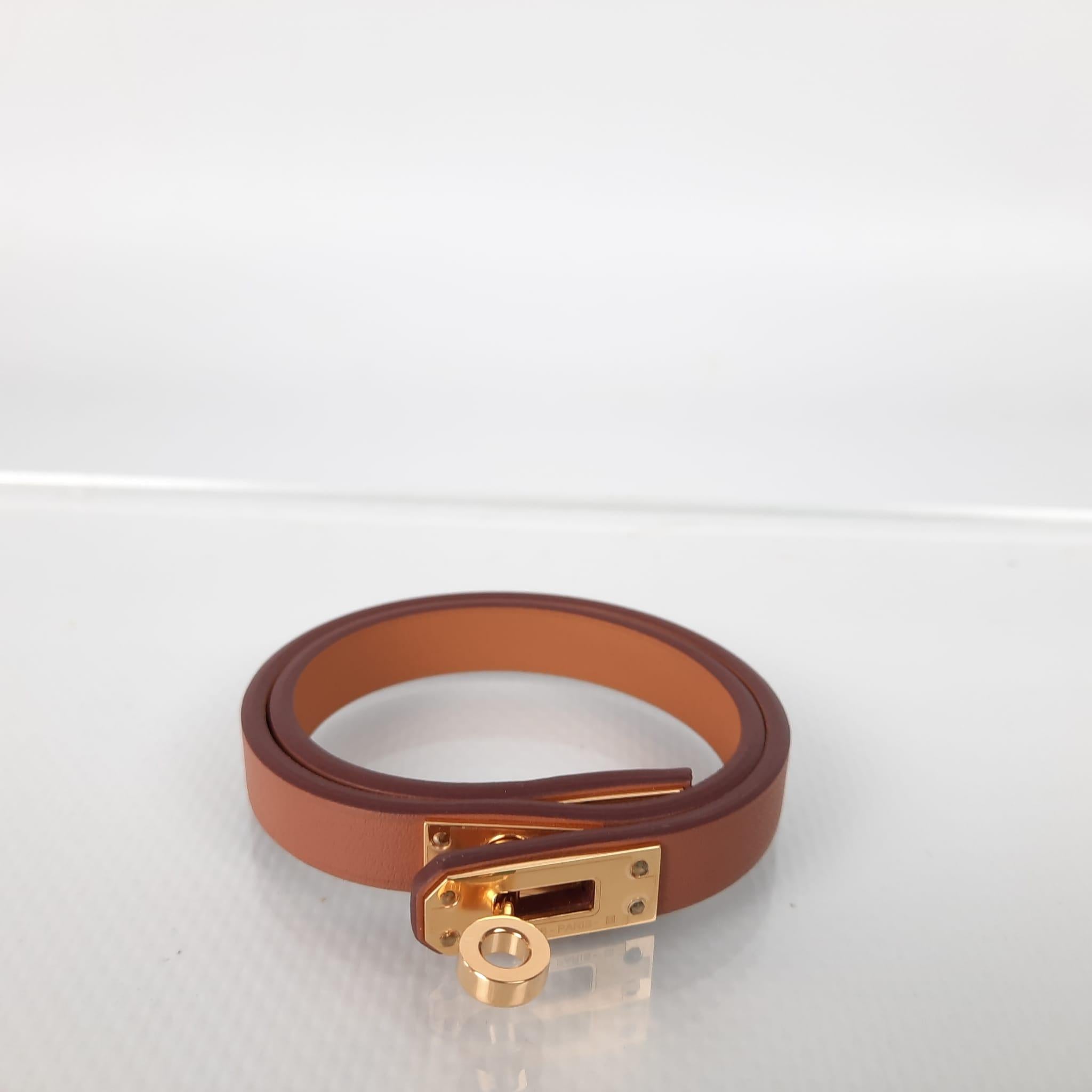 T2
Double tour bracelet in Swift calfskin with gold-plated mini Kelly closure.
Wrist size from 14.5 to 15.5 cm  Leather width: 1 cm
