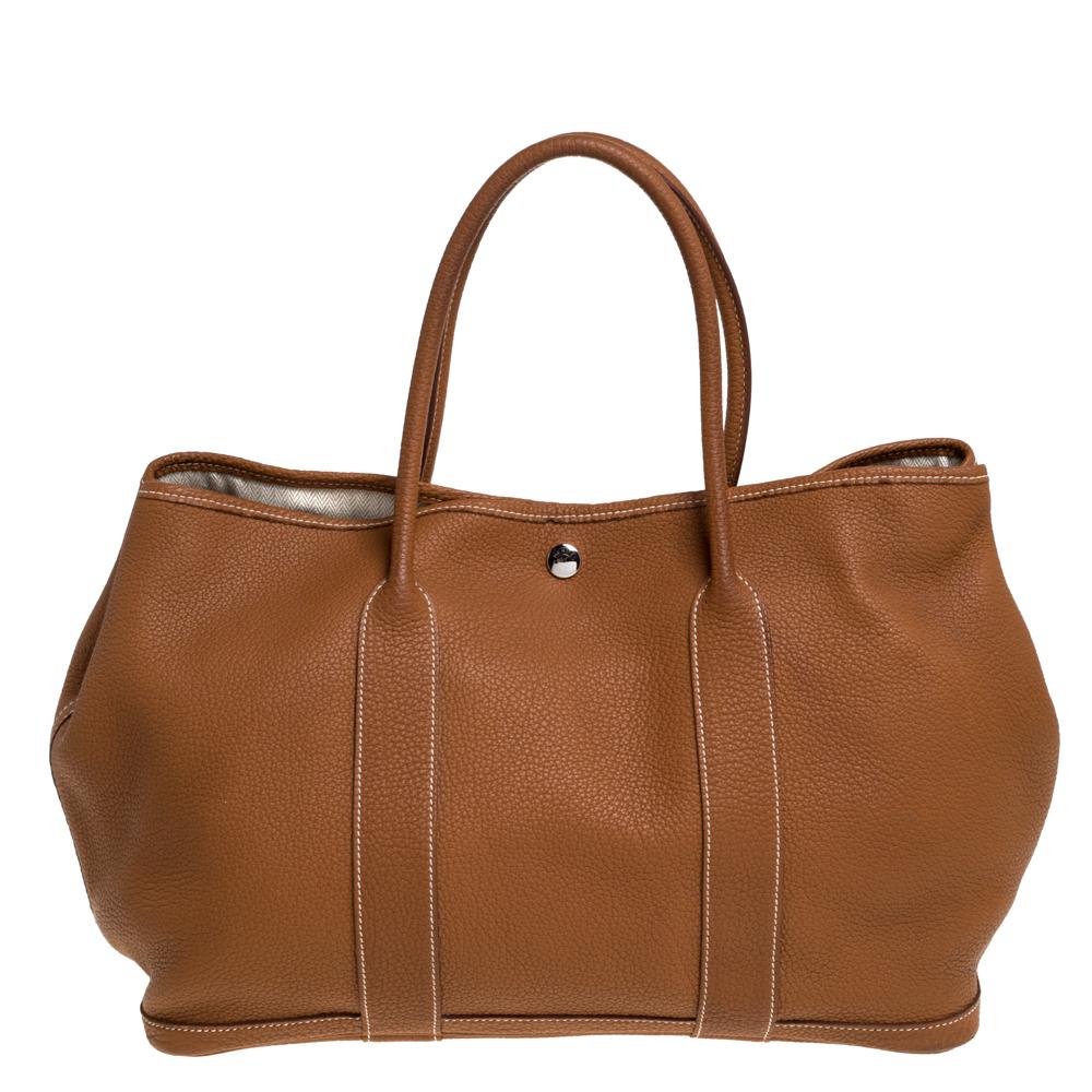 Presenting this exquisite Garden Party tote from Hermes. This beauty has been meticulously crafted from leather and equipped with two top handles for you to parade it. Its canvas interior is perfectly sized to carry your essentials, while the snap