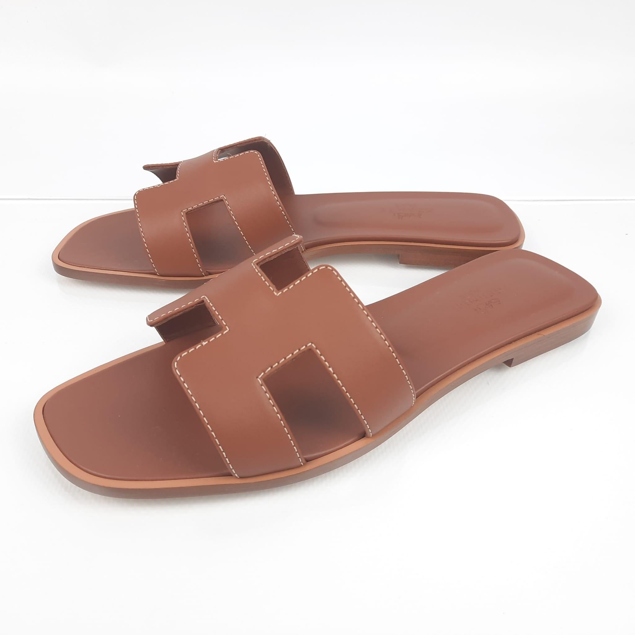 Size 39
Sandal in Box calfskin with iconic 